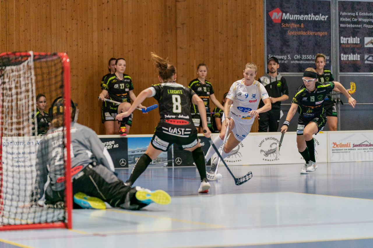 Frauen NLA Runde 5 2020/21 , Switzerland: 04.10.2020, Ballsporthalle Oberemmental (BOE), Zollbrück, Mirjam Hintermann (Nr. 9, Kloten-Dietlikon Jets) am Ball

Credit: Claudio Schwarz, unihockey-fotos.ch