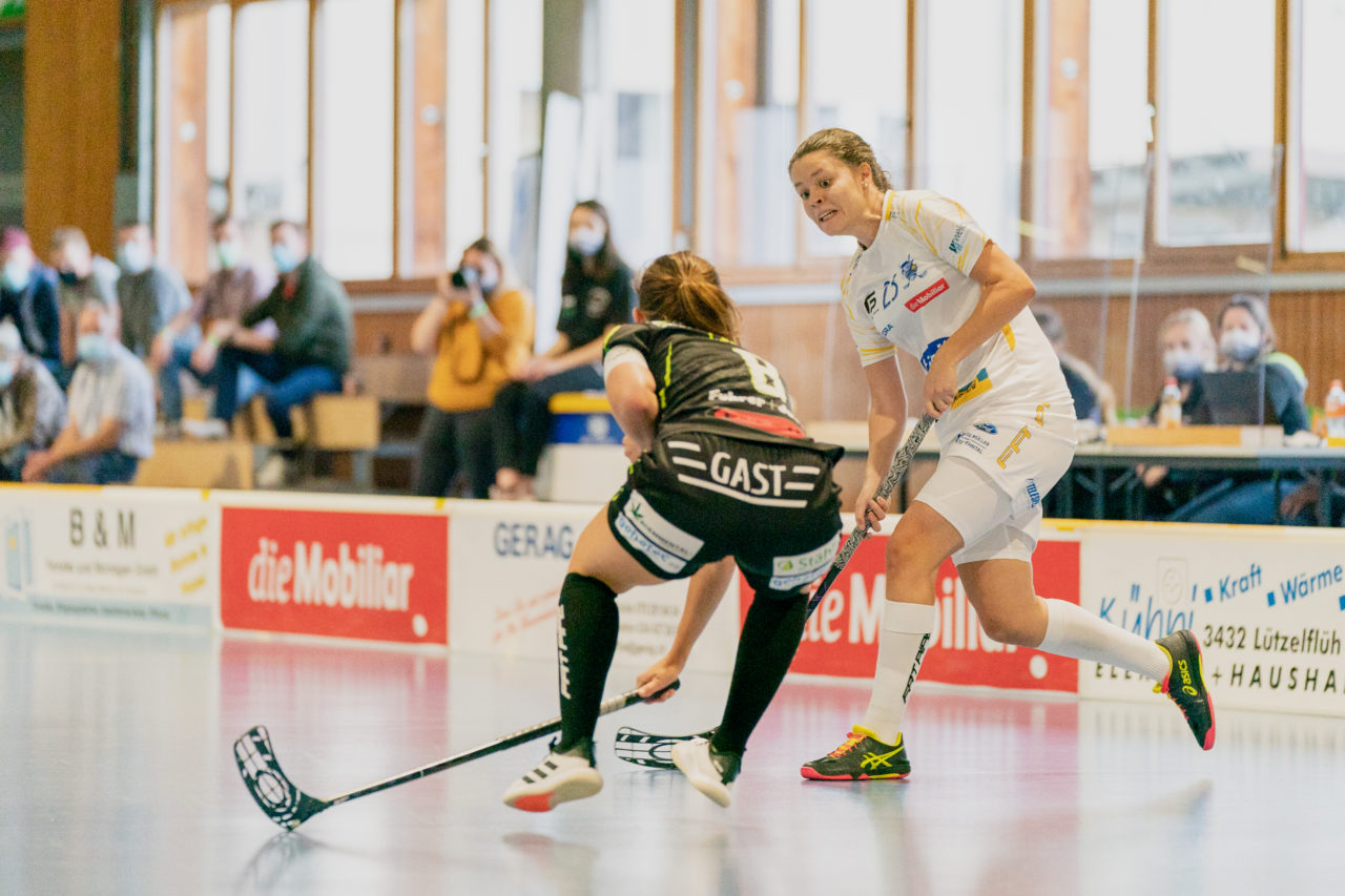 Frauen NLA Runde 5 2020/21 , Switzerland: 04.10.2020, Ballsporthalle Oberemmental (BOE), Zollbrück, Isabelle Gerig (Nr. 23, Kloten-Dietlikon Jets) schiesst

Credit: Claudio Schwarz, unihockey-fotos.ch