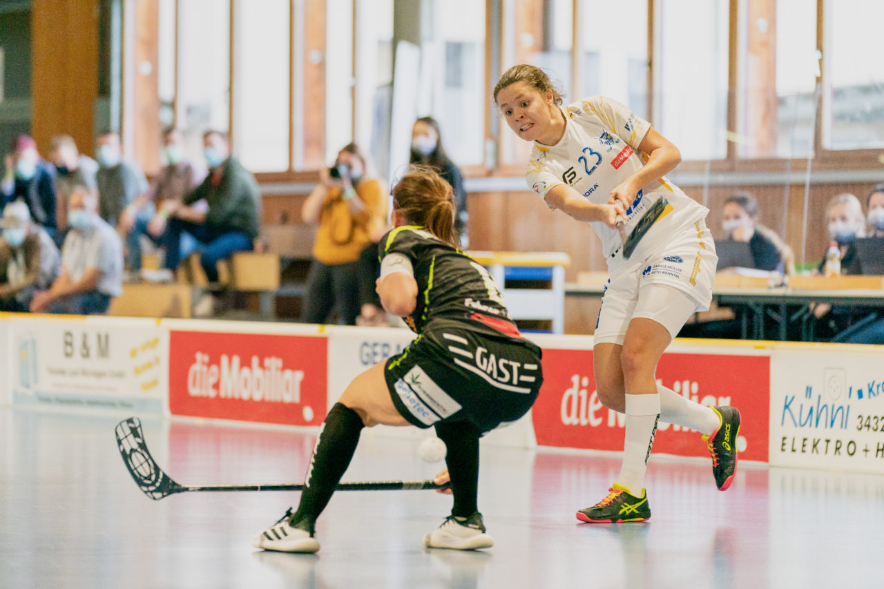 Frauen NLA Runde 5 2020/21 , Switzerland: 04.10.2020, Ballsporthalle Oberemmental (BOE), Zollbrück, Isabelle Gerig (Nr. 23, Kloten-Dietlikon Jets) schiesst durch die Beine von Lisa Liechti (Nr. 8, Skorpion Emmental Zollbrück) 

Credit: Claudio Schwarz, unihockey-fotos.ch
