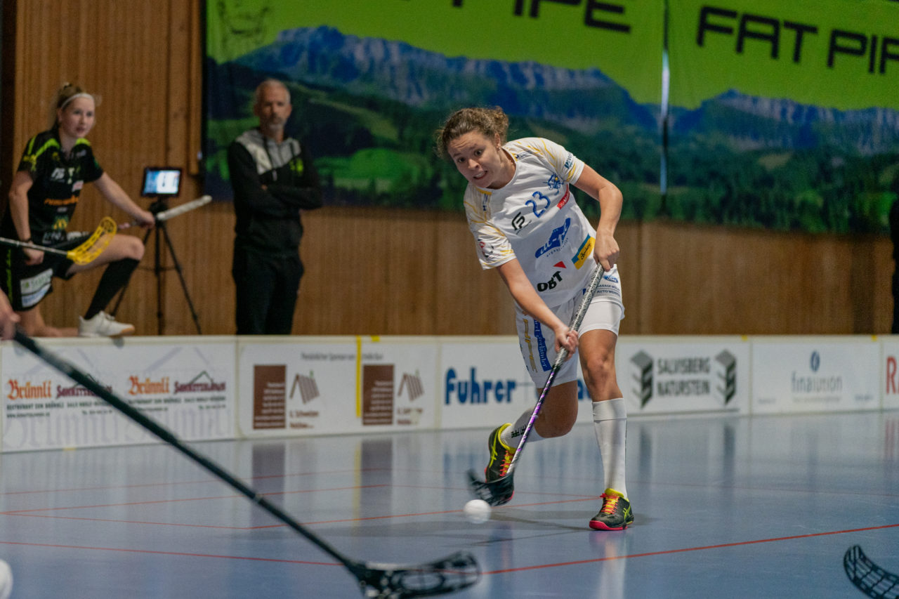 Frauen NLA Runde 5 2020/21 , Switzerland: 04.10.2020, Ballsporthalle Oberemmental (BOE), Zollbrück, Isabelle Gerig (Nr. 23, Kloten-Dietlikon Jets) schiesst

Credit: Claudio Schwarz, unihockey-fotos.ch