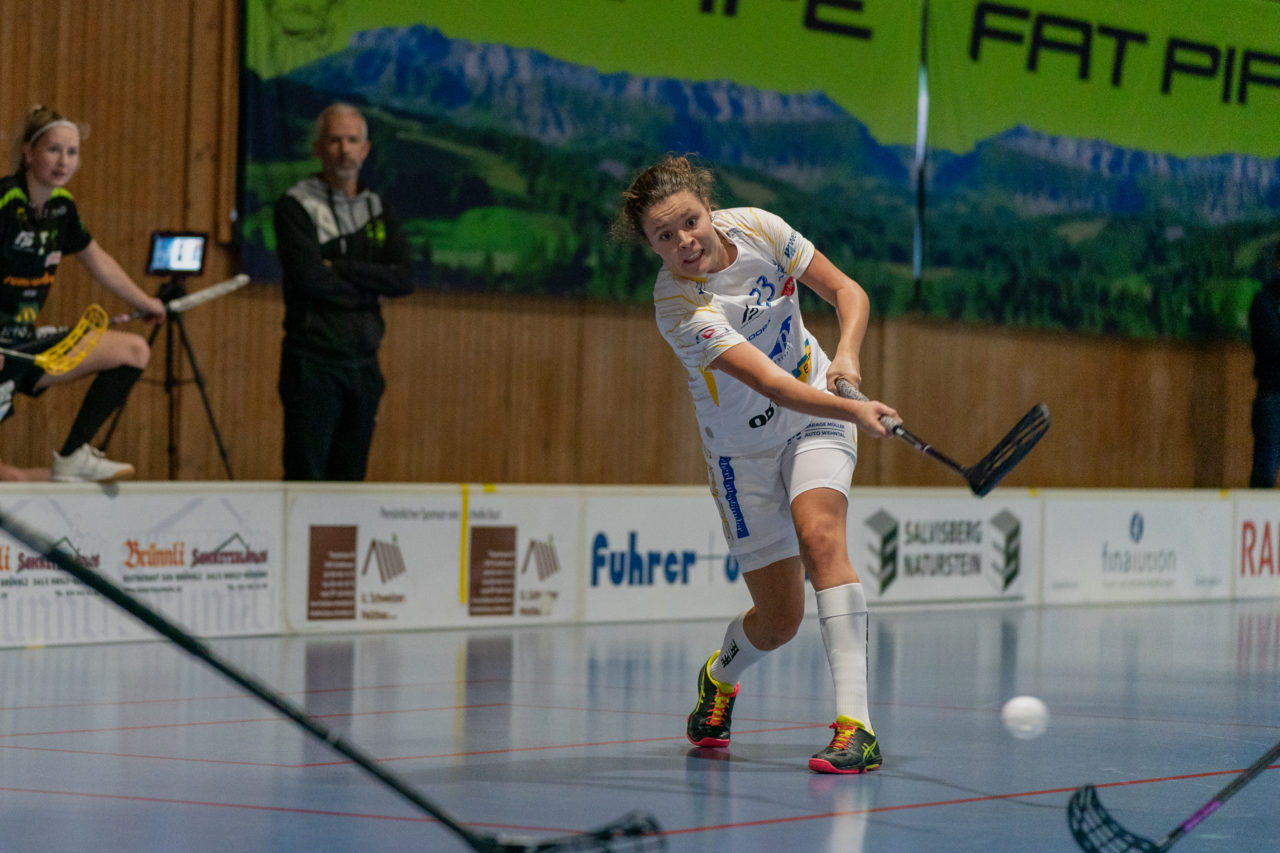 Frauen NLA Runde 5 2020/21 , Switzerland: 04.10.2020, Ballsporthalle Oberemmental (BOE), Zollbrück, Isabelle Gerig (Nr. 23, Kloten-Dietlikon Jets) schiesst

Credit: Claudio Schwarz, unihockey-fotos.ch