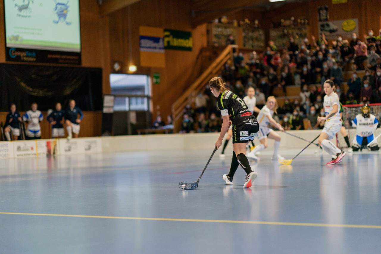 Frauen NLA Runde 5 2020/21 , Switzerland: 04.10.2020, Ballsporthalle Oberemmental (BOE), Zollbrück, Lisa Liechti (Nr. 8, Skorpion Emmental Zollbrück) schiesst

Credit: Claudio Schwarz, unihockey-fotos.ch