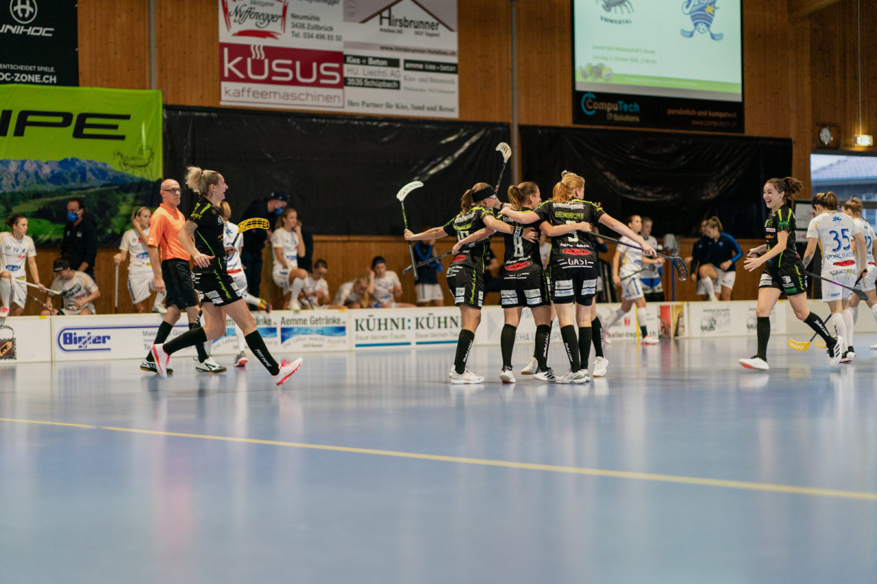 Frauen NLA Runde 5 2020/21 , Switzerland: 04.10.2020, Ballsporthalle Oberemmental (BOE), Zollbrück, die Skorps jubeln

Credit: Claudio Schwarz, unihockey-fotos.ch