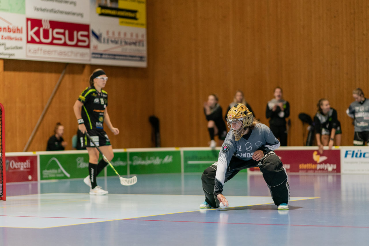 Frauen NLA Runde 5 2020/21 , Switzerland: 04.10.2020, Ballsporthalle Oberemmental (BOE), Zollbrück, Helen Bircher (Nr. 28, Skorpion Emmental Zollbrück) wirft aus

Credit: Claudio Schwarz, unihockey-fotos.ch