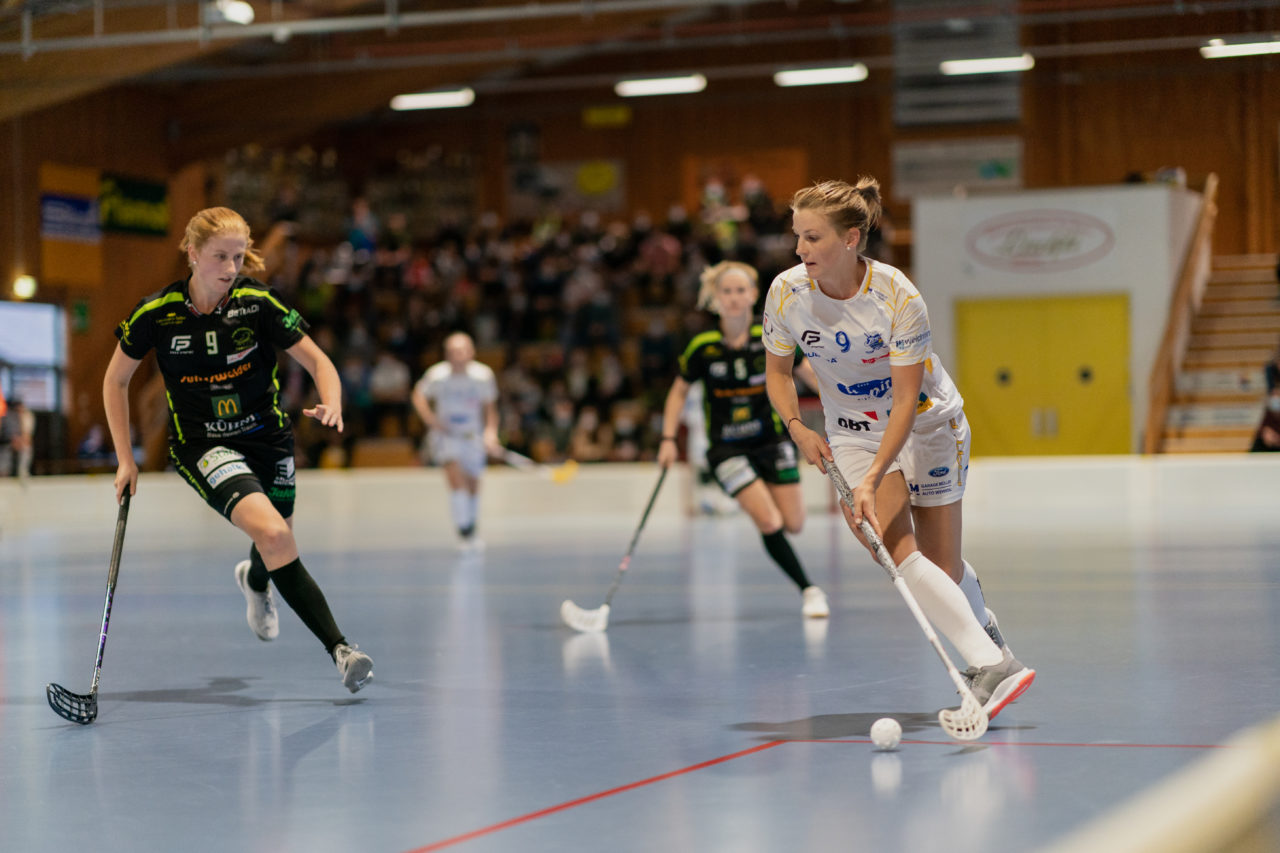 Frauen NLA Runde 5 2020/21 , Switzerland: 04.10.2020, Ballsporthalle Oberemmental (BOE), Zollbrück, Mirjam Hintermann (Nr. 9, Kloten-Dietlikon Jets) am Ball

Credit: Claudio Schwarz, unihockey-fotos.ch