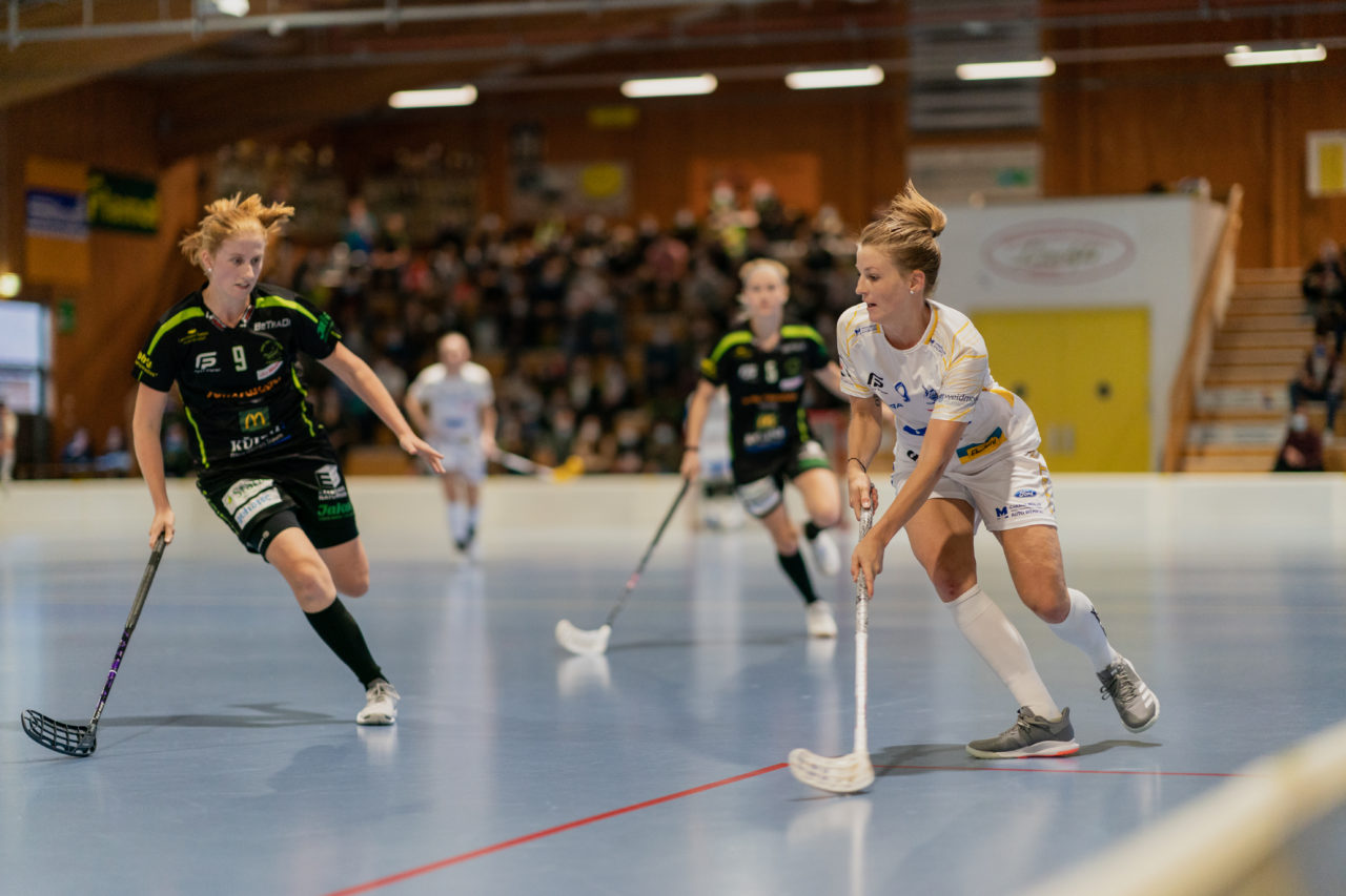 Frauen NLA Runde 5 2020/21 , Switzerland: 04.10.2020, Ballsporthalle Oberemmental (BOE), Zollbrück, Mirjam Hintermann (Nr. 9, Kloten-Dietlikon Jets) am Ball

Credit: Claudio Schwarz, unihockey-fotos.ch