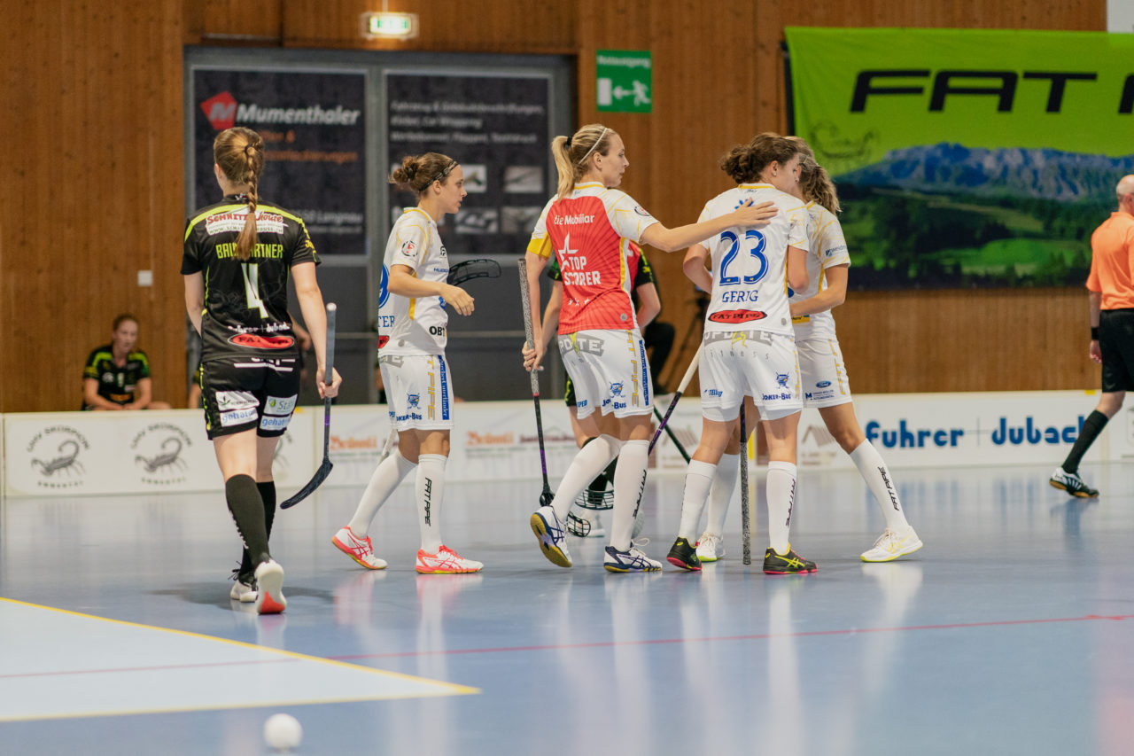 Frauen NLA Runde 5 2020/21 , Switzerland: 04.10.2020, Ballsporthalle Oberemmental (BOE), Zollbrück, die Jets bejubeln das 4:2

Credit: Claudio Schwarz, unihockey-fotos.ch