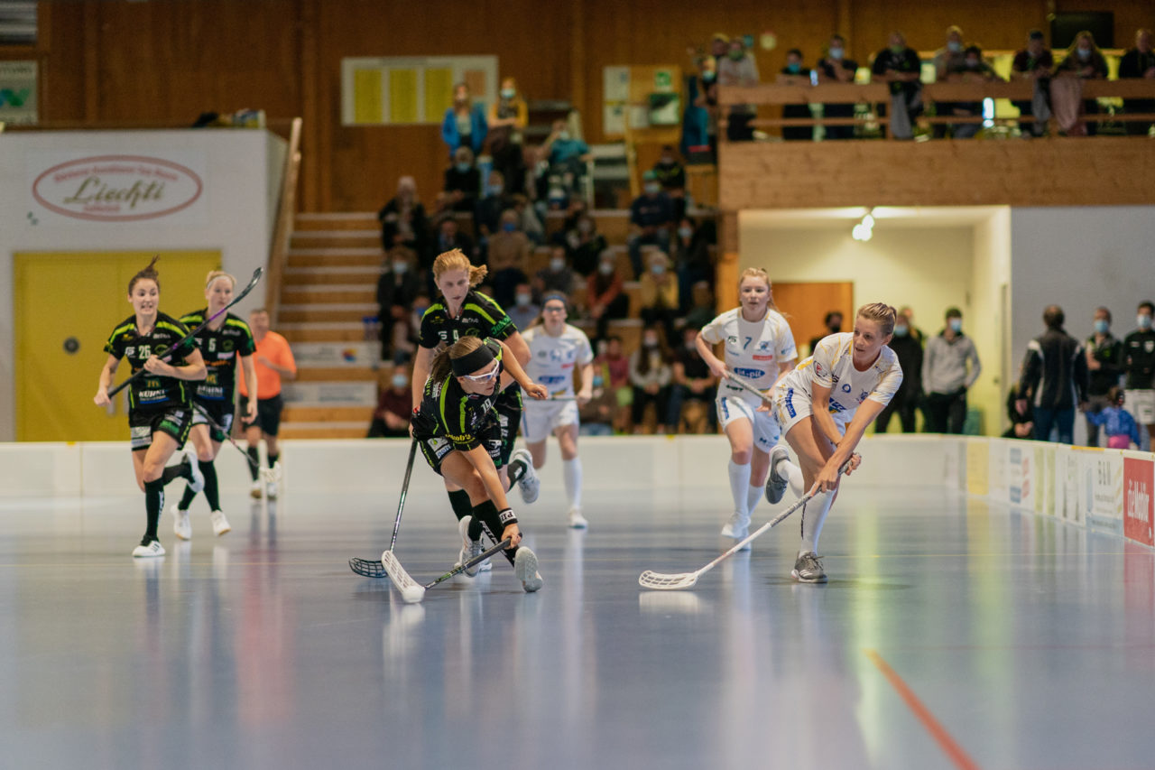 Frauen NLA Runde 5 2020/21 , Switzerland: 04.10.2020, Ballsporthalle Oberemmental (BOE), Zollbrück, Mirjam Hintermann (Nr. 9, Kloten-Dietlikon Jets) spielt den Ball

Credit: Claudio Schwarz, unihockey-fotos.ch