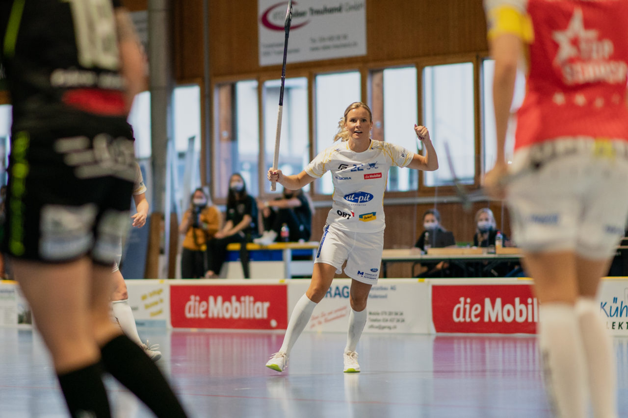 Frauen NLA Runde 5 2020/21 , Switzerland: 04.10.2020, Ballsporthalle Oberemmental (BOE), Zollbrück, Iza Rydfjäll (Nr. 22, Kloten-Dietlikon Jets) bejubelt das 4:3

Credit: Claudio Schwarz, unihockey-fotos.ch