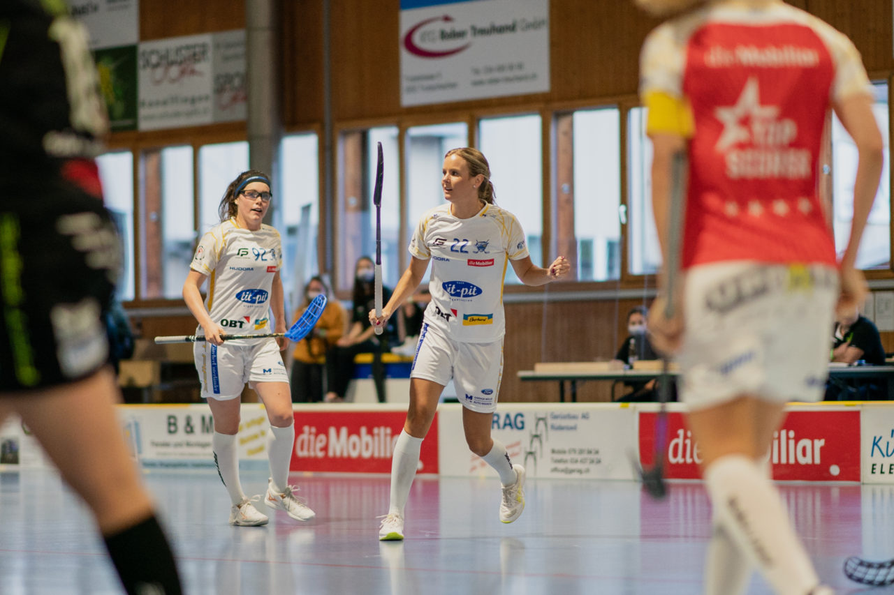 Frauen NLA Runde 5 2020/21 , Switzerland: 04.10.2020, Ballsporthalle Oberemmental (BOE), Zollbrück, Iza Rydfjäll (Nr. 22, Kloten-Dietlikon Jets) bejubelt das 4:3

Credit: Claudio Schwarz, unihockey-fotos.ch
