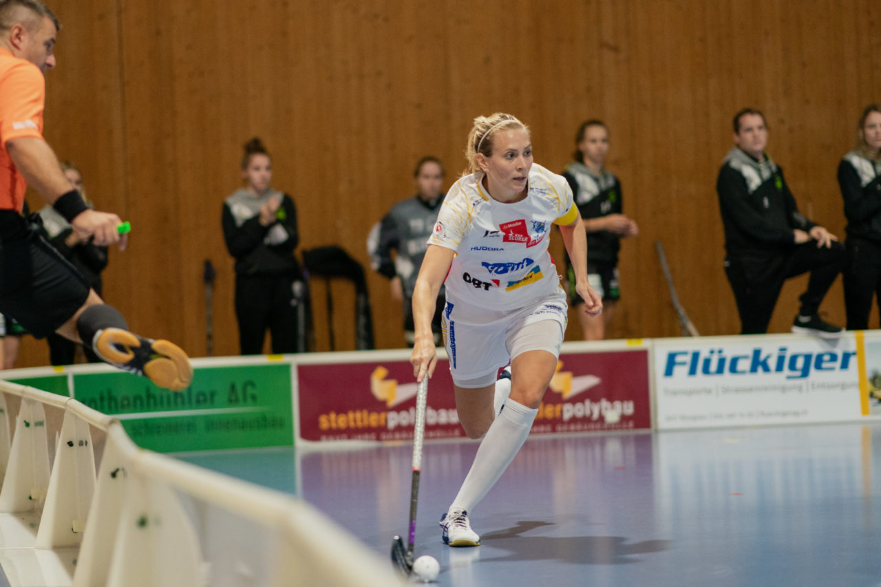 Frauen NLA Runde 5 2020/21 , Switzerland: 04.10.2020, Ballsporthalle Oberemmental (BOE), Zollbrück, Michelle Wiki (Nr. 6, Kloten-Dietlikon Jets) am Ball

Credit: Claudio Schwarz, unihockey-fotos.ch