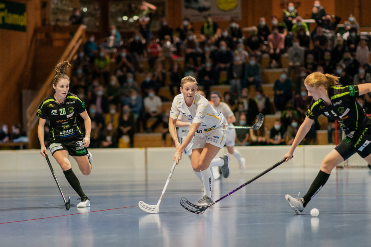 Frauen NLA Runde 5 2020/21 , Switzerland: 04.10.2020, Ballsporthalle Oberemmental (BOE), Zollbrück, Mirjam Hintermann (Nr. 9, Kloten-Dietlikon Jets) spielt den Ball

Credit: Claudio Schwarz, unihockey-fotos.ch