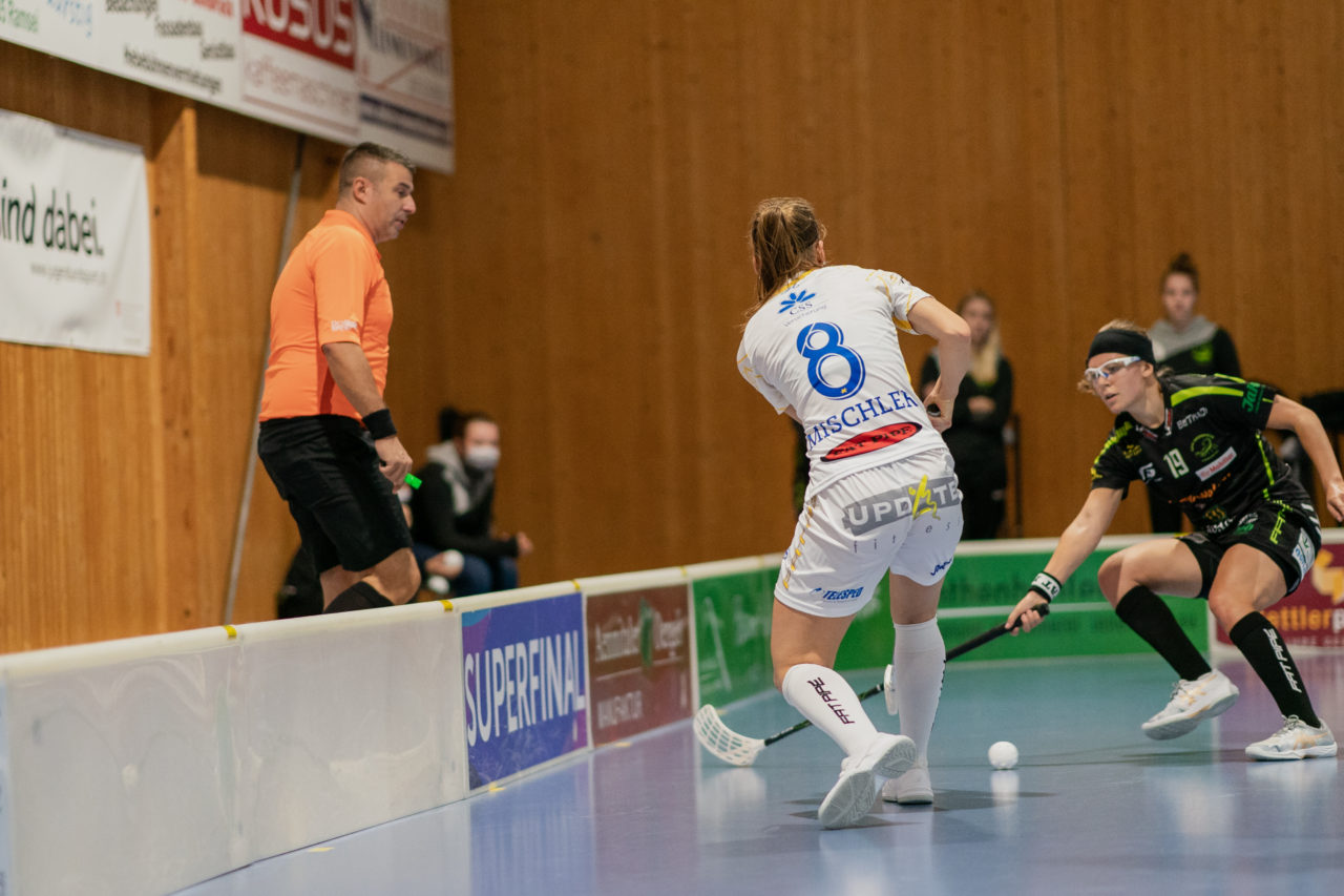 Frauen NLA Runde 5 2020/21 , Switzerland: 04.10.2020, Ballsporthalle Oberemmental (BOE), Zollbrück, Brigitte Mischler (Nr. 8, Kloten-Dietlikon Jets) spielt den Ball

Credit: Claudio Schwarz, unihockey-fotos.ch