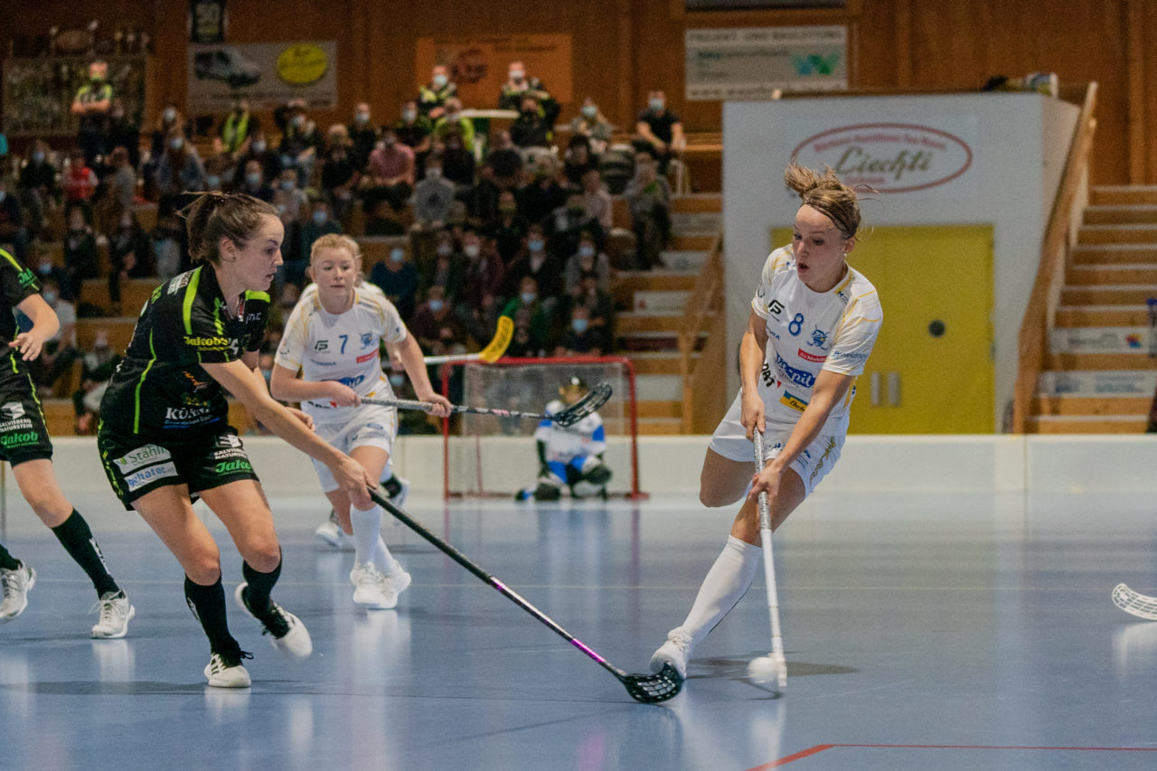 Frauen NLA Runde 5 2020/21 , Switzerland: 04.10.2020, Ballsporthalle Oberemmental (BOE), Zollbrück, Brigitte Mischler (Nr. 8, Kloten-Dietlikon Jets) spielt den Ball

Credit: Claudio Schwarz, unihockey-fotos.ch