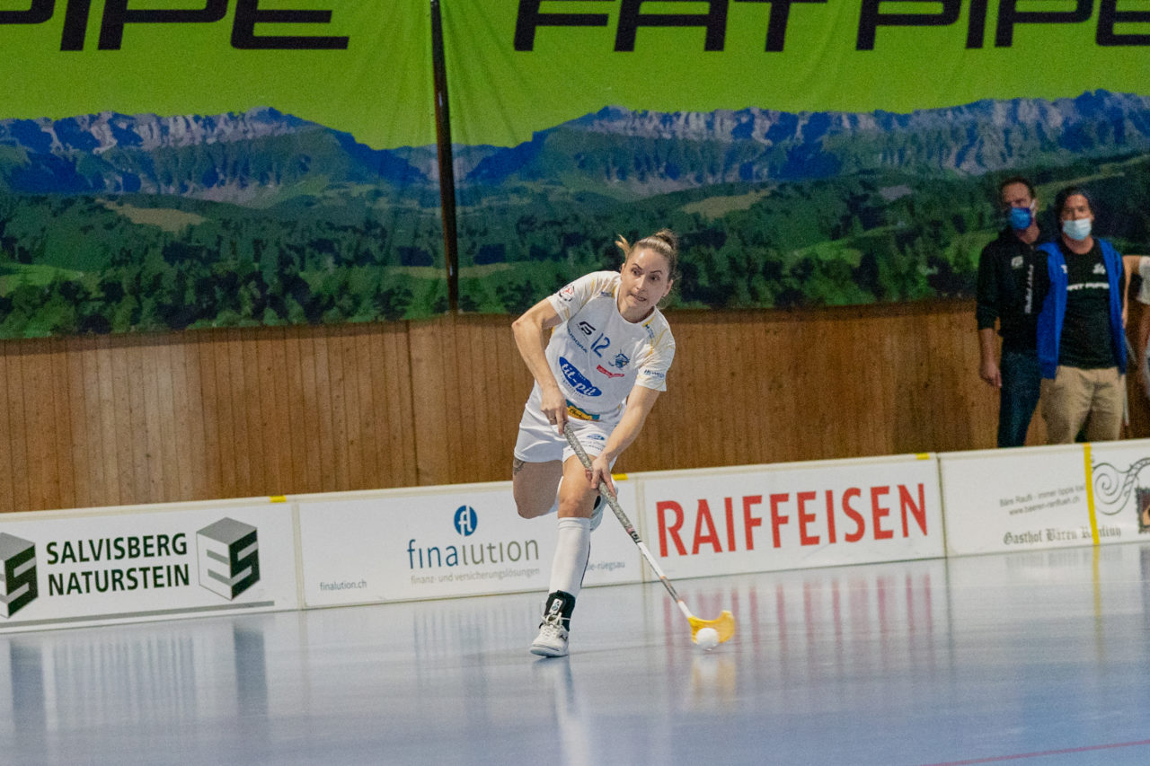 Frauen NLA Runde 5 2020/21 , Switzerland: 04.10.2020, Ballsporthalle Oberemmental (BOE), Zollbrück, Tanja Stella (Nr. 12, Kloten-Dietlikon Jets) schiesst

Credit: Claudio Schwarz, unihockey-fotos.ch