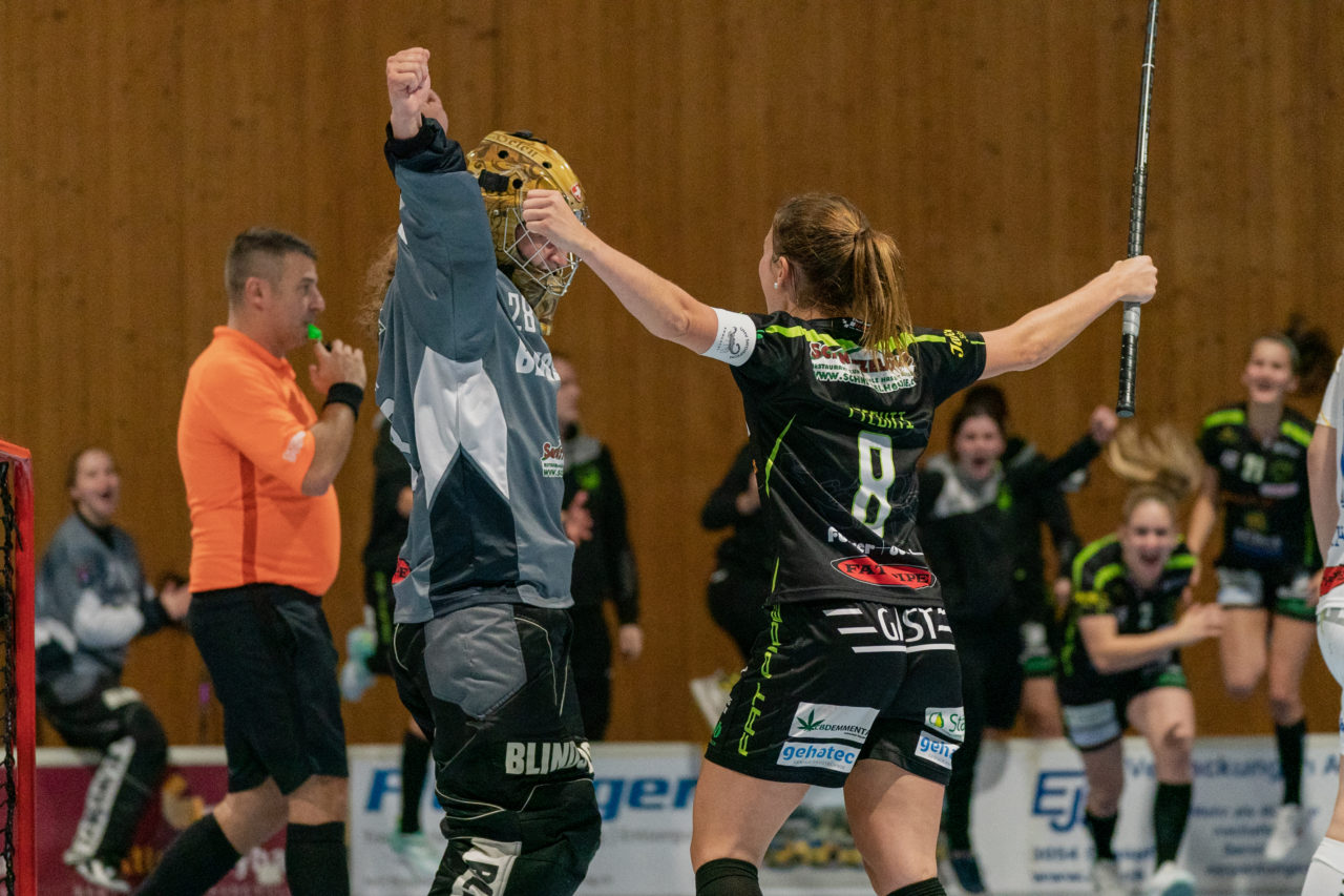 Frauen NLA Runde 5 2020/21 , Switzerland: 04.10.2020, Ballsporthalle Oberemmental (BOE), Zollbrück, Lisa Liechti (Nr. 8, Skorpion Emmental Zollbrück) jubelt mit Helen Bircher (Nr. 28, Skorpion Emmental Zollbrück) 

Credit: Claudio Schwarz, unihockey-fotos.ch