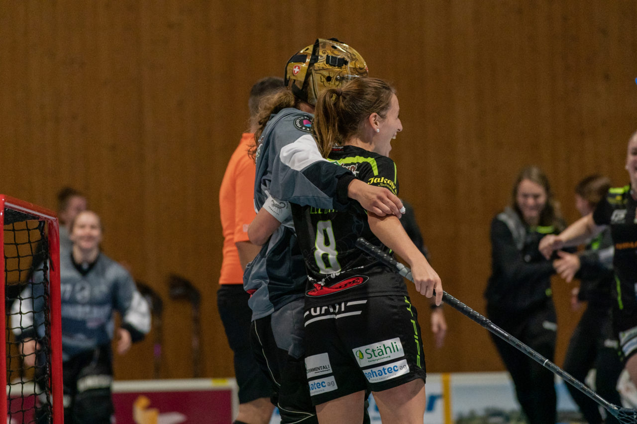 Frauen NLA Runde 5 2020/21 , Switzerland: 04.10.2020, Ballsporthalle Oberemmental (BOE), Zollbrück, Lisa Liechti (Nr. 8, Skorpion Emmental Zollbrück) jubelt mit Helen Bircher (Nr. 28, Skorpion Emmental Zollbrück) 

Credit: Claudio Schwarz, unihockey-fotos.ch