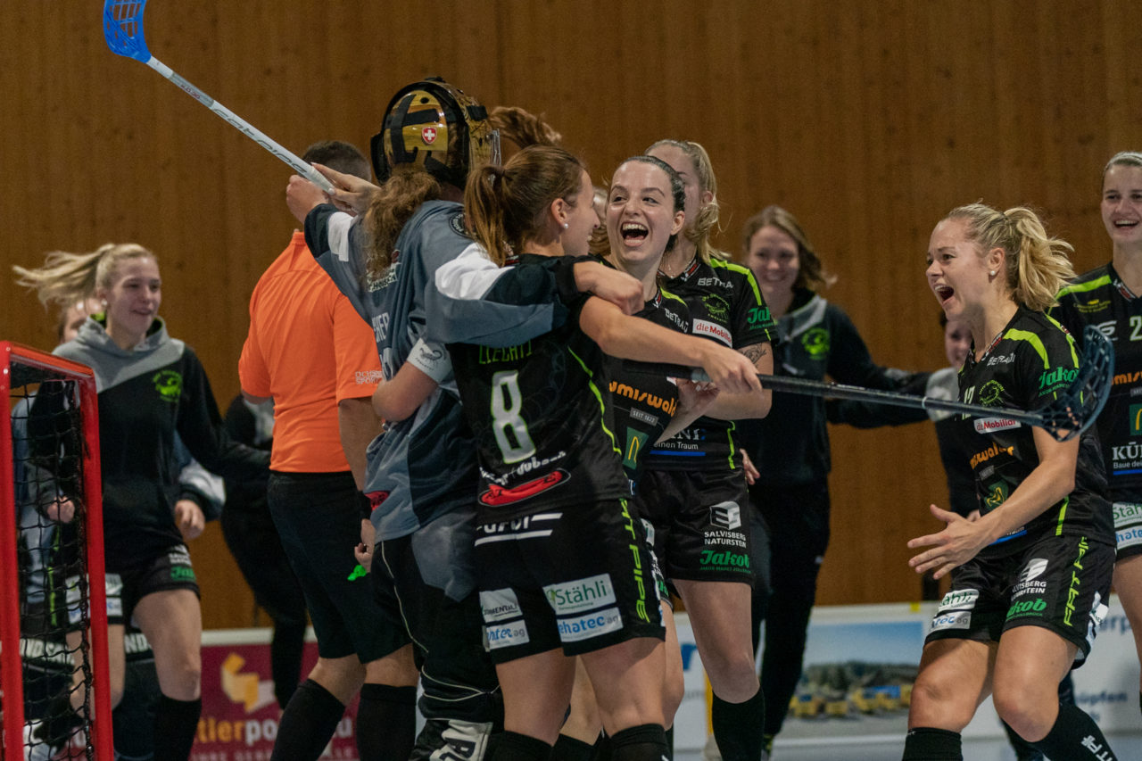 Frauen NLA Runde 5 2020/21 , Switzerland: 04.10.2020, Ballsporthalle Oberemmental (BOE), Zollbrück, Zollbrück jubelt über den Sieg

Credit: Claudio Schwarz, unihockey-fotos.ch