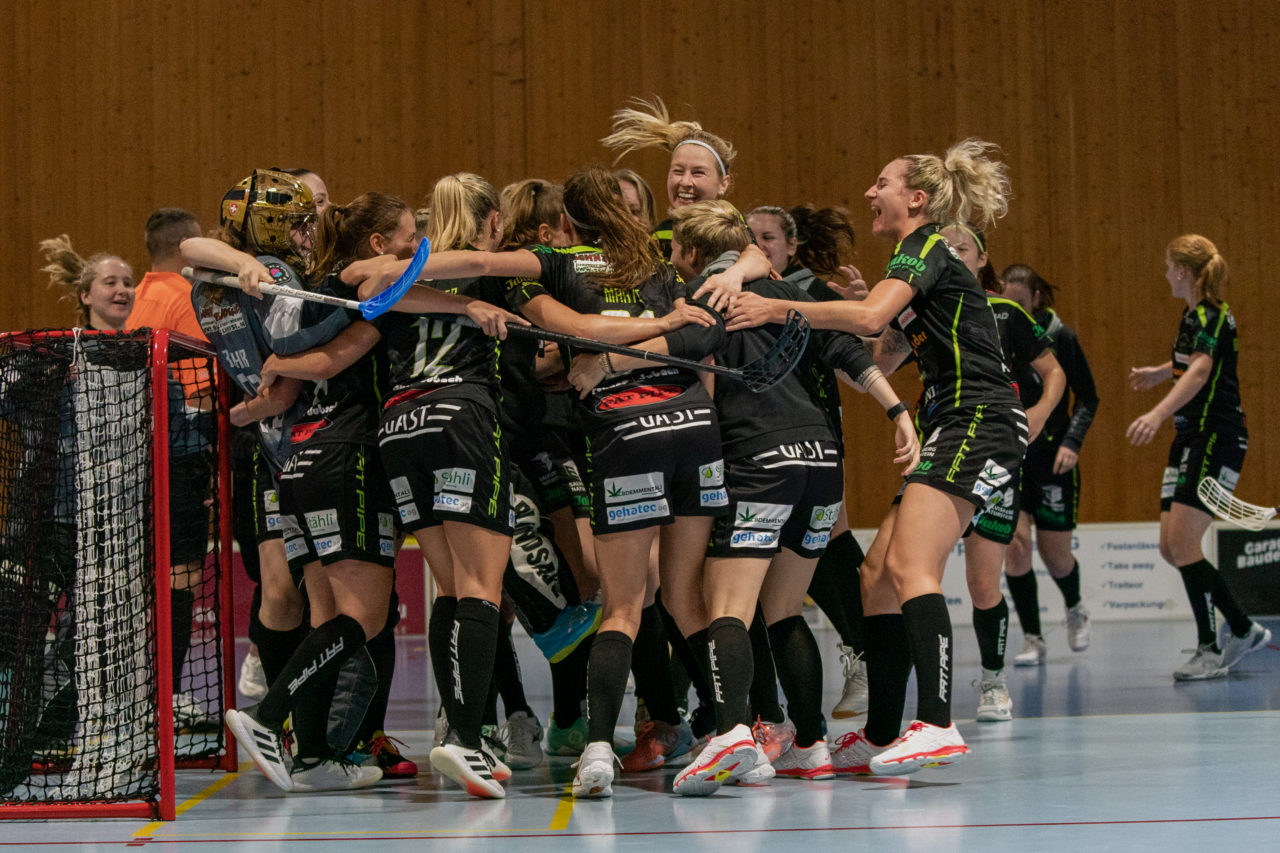 Frauen NLA Runde 5 2020/21 , Switzerland: 04.10.2020, Ballsporthalle Oberemmental (BOE), Zollbrück, Zollbrück jubelt über den Sieg

Credit: Claudio Schwarz, unihockey-fotos.ch
