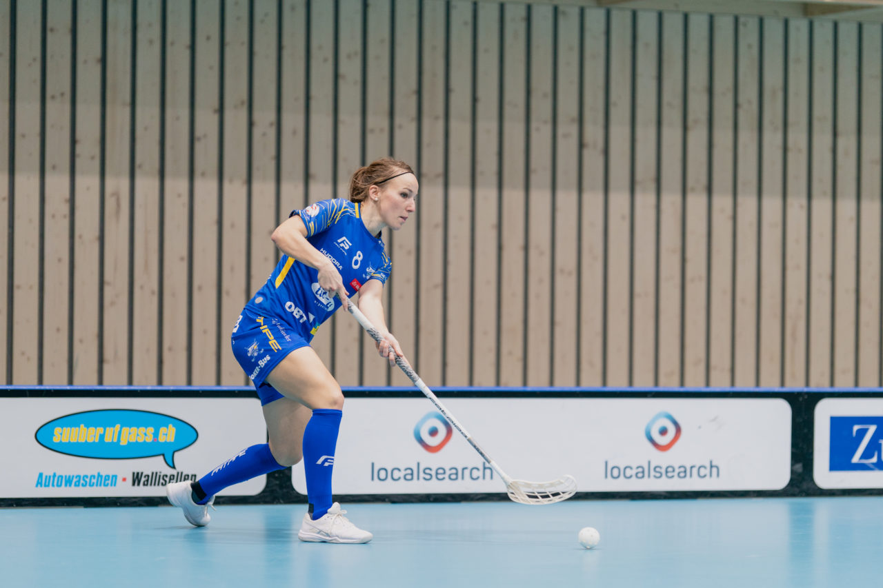 Frauen NLA Runde 9 2020/21, Switzerland: 10.01.2021, Kloten, Stighag, Brigitte Mischler (Nr. 8, Kloten-Dietlikon Jets) spielt den Ball

Credit: Claudio Schwarz, unihockey-fotos.ch