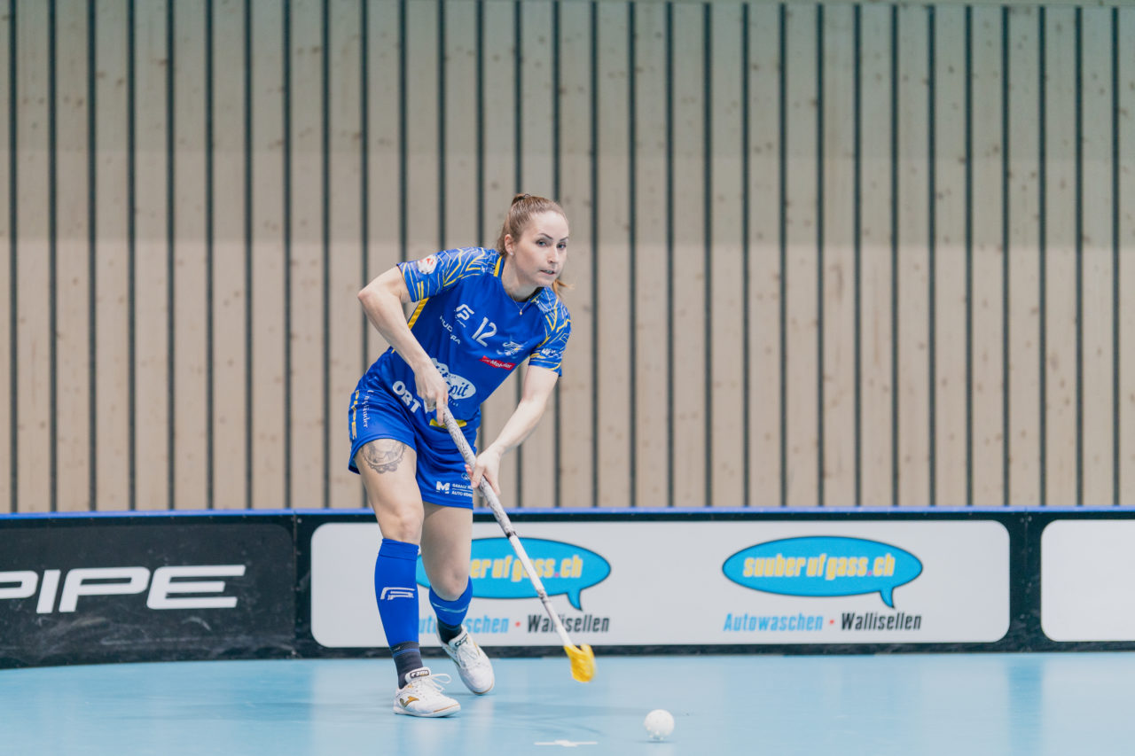 Frauen NLA Runde 9 2020/21, Switzerland: 10.01.2021, Kloten, Stighag, Tanja Stella (Nr. 12, Kloten-Dietlikon Jets) spielt den Ball

Credit: Claudio Schwarz, unihockey-fotos.ch