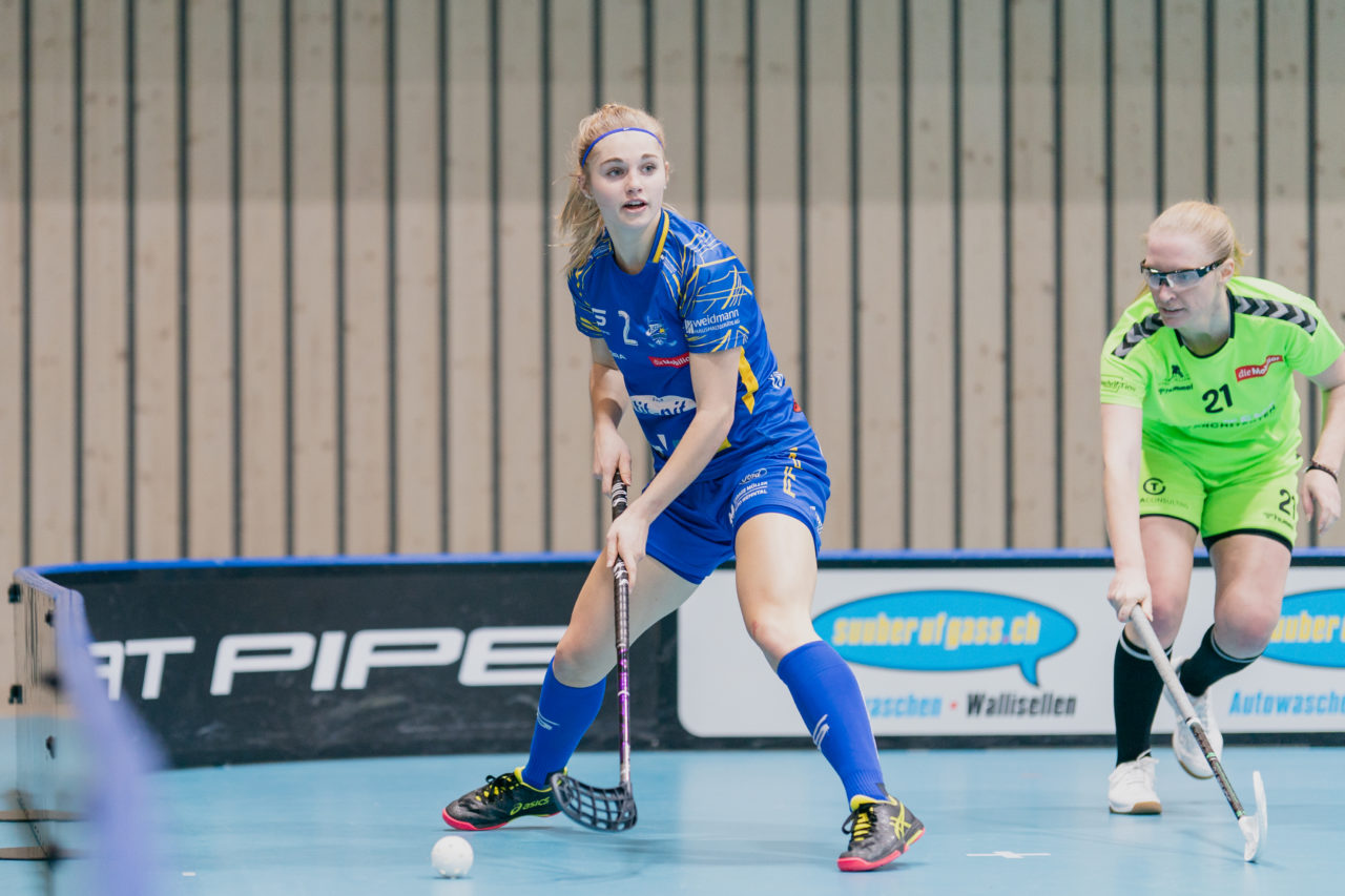 Frauen NLA Runde 9 2020/21, Switzerland: 10.01.2021, Kloten, Stighag, Leonie Wieland (Nr. 2, Kloten-Dietlikon Jets) am Ball

Credit: Claudio Schwarz, unihockey-fotos.ch