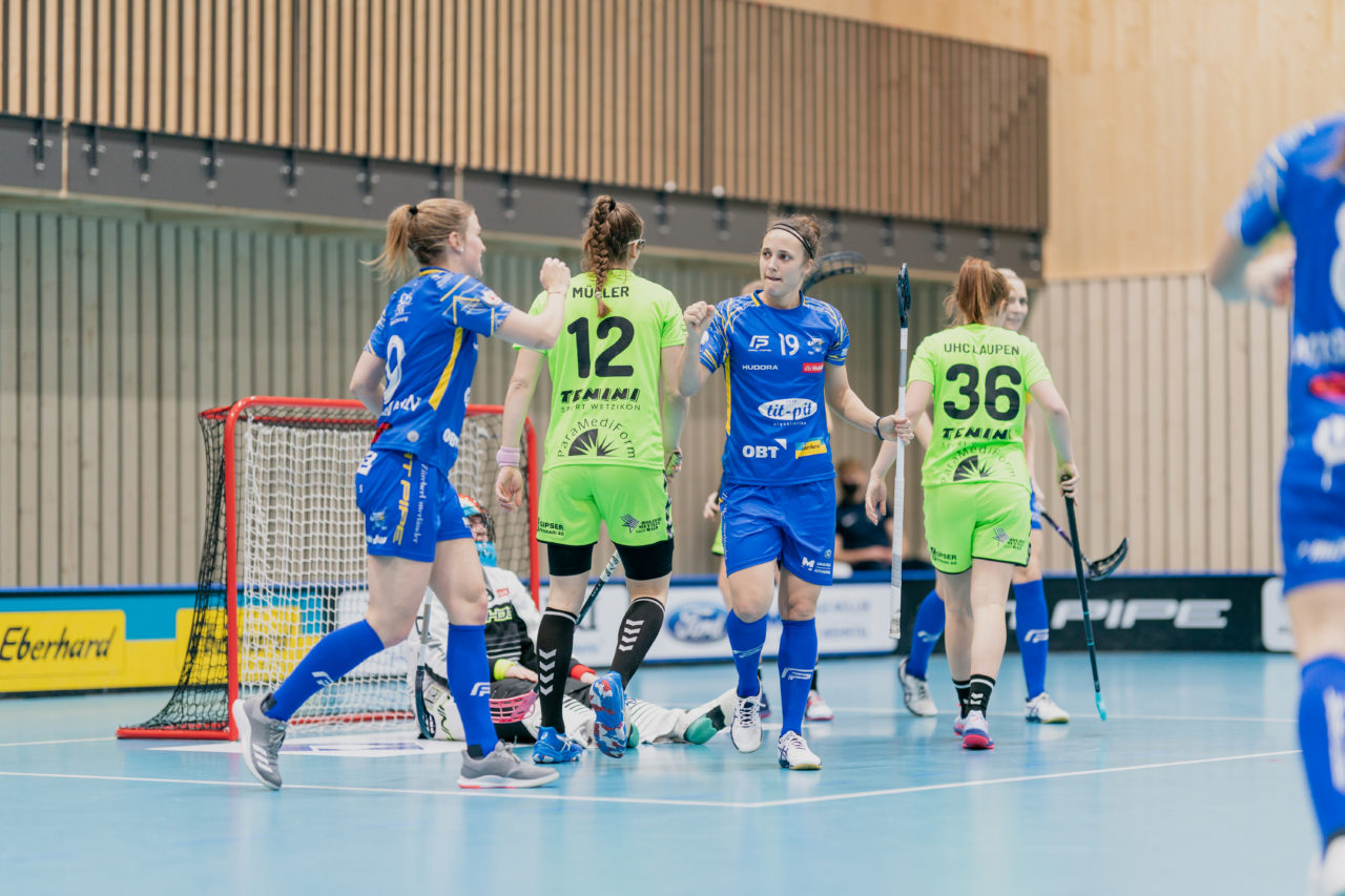 Frauen NLA Runde 9 2020/21, Switzerland: 10.01.2021, Kloten, Stighag, Julia Suter (Nr. 19, Kloten-Dietlikon Jets) bejubelt einen nicht gegeben Treffer

Credit: Claudio Schwarz, unihockey-fotos.ch