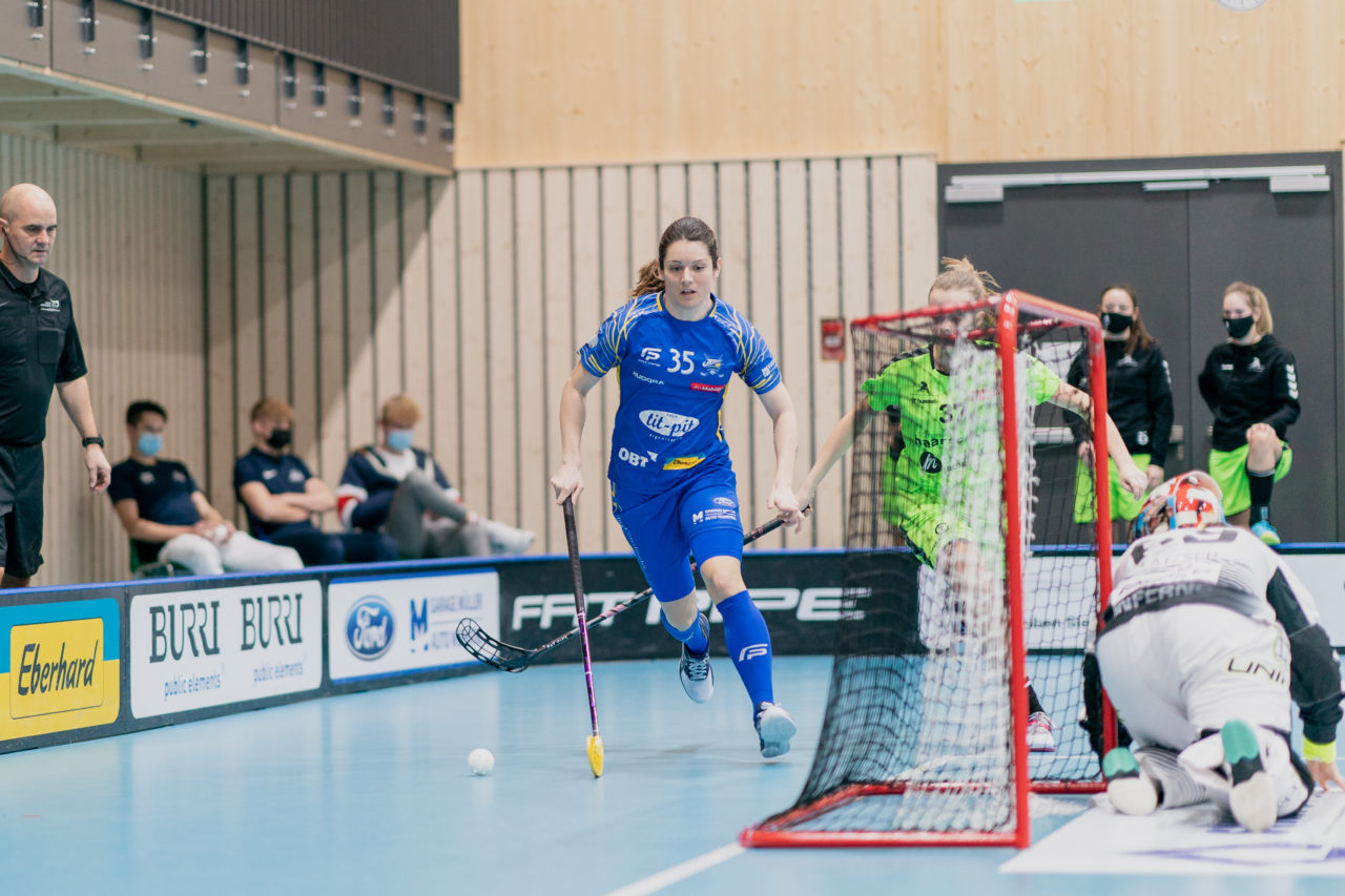 Frauen NLA Runde 9 2020/21, Switzerland: 10.01.2021, Kloten, Stighag, Christelle Wohlhauser (Nr. 35, Kloten-Dietlikon Jets) am Ball

Credit: Claudio Schwarz, unihockey-fotos.ch