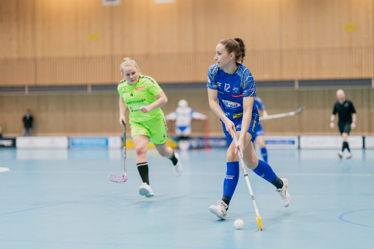 Frauen NLA Runde 9 2020/21, Switzerland: 10.01.2021, Kloten, Stighag, Tanja Stella (Nr. 12, Kloten-Dietlikon Jets) am Ball

Credit: Claudio Schwarz, unihockey-fotos.ch