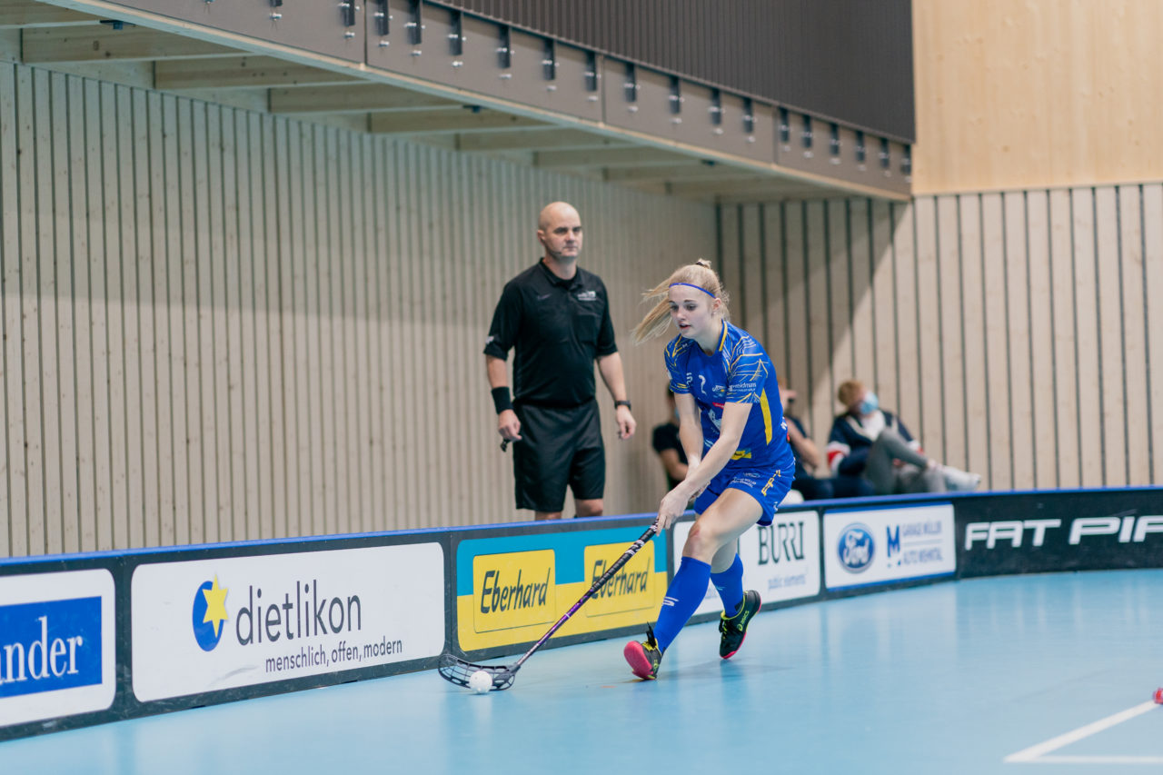 Frauen NLA Runde 9 2020/21, Switzerland: 10.01.2021, Kloten, Stighag, Leonie Wieland (Nr. 2, Kloten-Dietlikon Jets) spielt den Ball

Credit: Claudio Schwarz, unihockey-fotos.ch