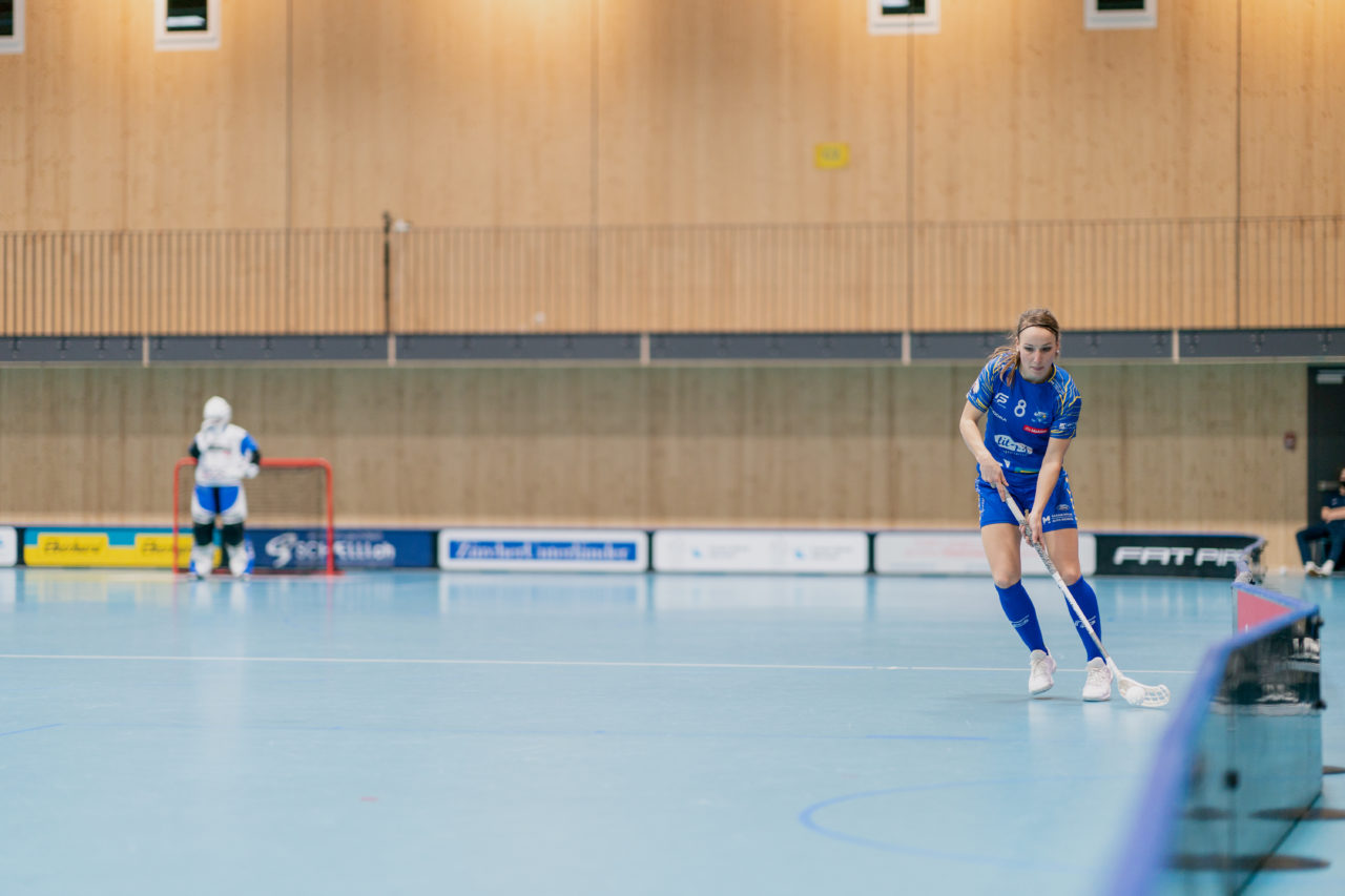 Frauen NLA Runde 9 2020/21, Switzerland: 10.01.2021, Kloten, Stighag, Brigitte Mischler (Nr. 8, Kloten-Dietlikon Jets) am Ball

Credit: Claudio Schwarz, unihockey-fotos.ch