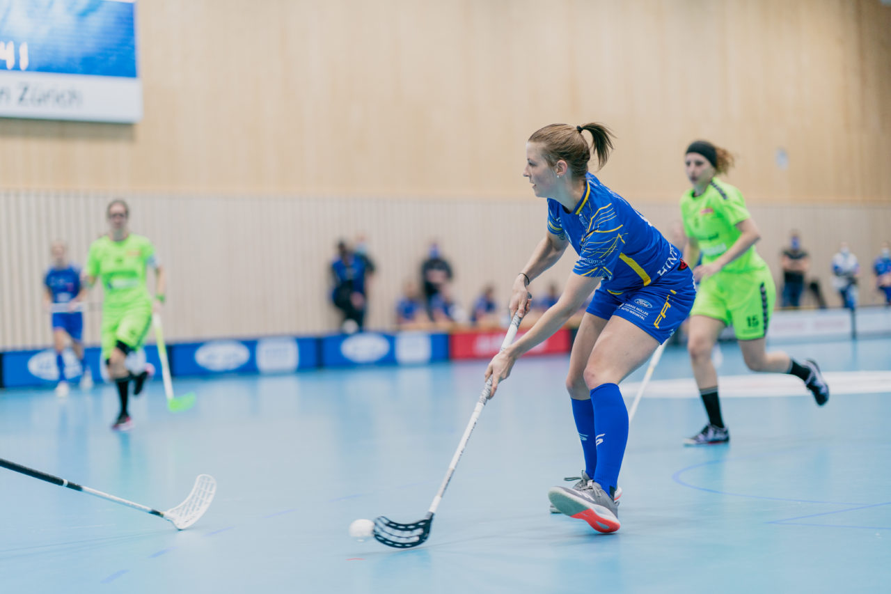 Frauen NLA Runde 9 2020/21, Switzerland: 10.01.2021, Kloten, Stighag, Mirjam Hintermann (Nr. 9, Kloten-Dietlikon Jets) spielt den Ball

Credit: Claudio Schwarz, unihockey-fotos.ch