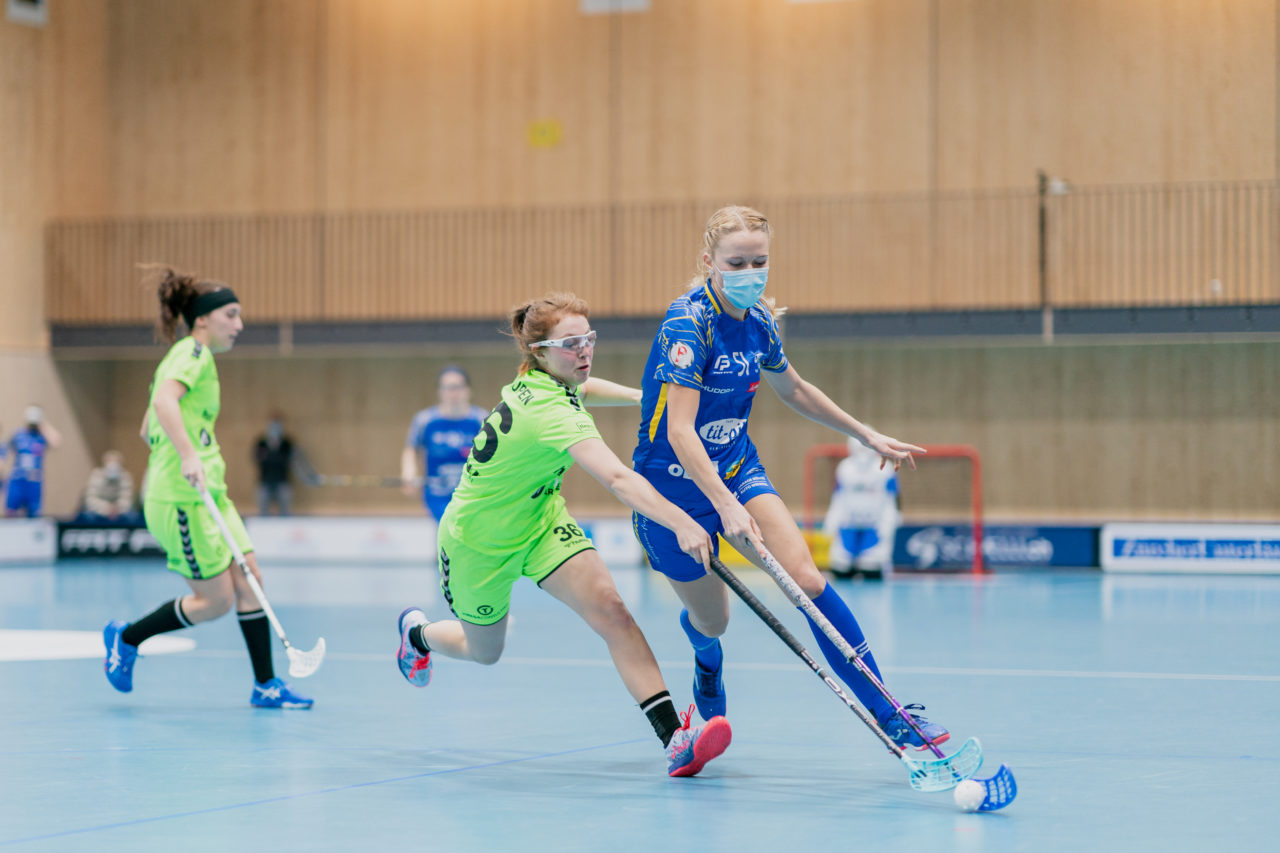 Frauen NLA Runde 9 2020/21, Switzerland: 10.01.2021, Kloten, Stighag, Sereina Zwissler (Nr. 51, Kloten-Dietlikon Jets) wird von Michelle Schaffer (Nr. 36, UHC Laupen) gestört

Credit: Claudio Schwarz, unihockey-fotos.ch
