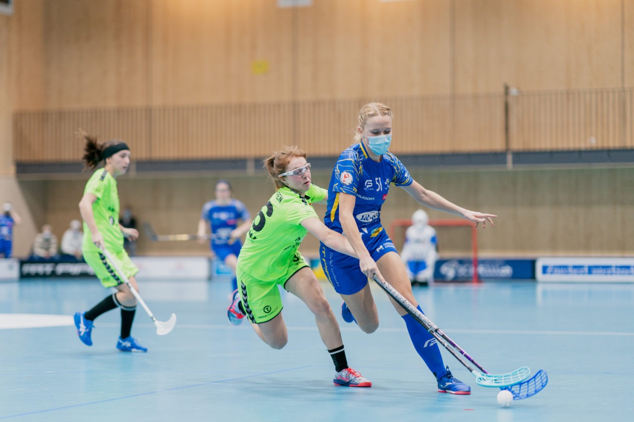 Frauen NLA Runde 9 2020/21, Switzerland: 10.01.2021, Kloten, Stighag, Sereina Zwissler (Nr. 51, Kloten-Dietlikon Jets) wird von Michelle Schaffer (Nr. 36, UHC Laupen) gestört

Credit: Claudio Schwarz, unihockey-fotos.ch