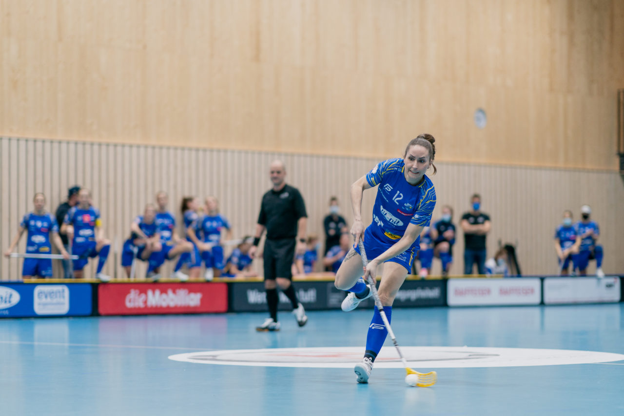 Frauen NLA Runde 9 2020/21, Switzerland: 10.01.2021, Kloten, Stighag, Tanja Stella (Nr. 12, Kloten-Dietlikon Jets) schiesst

Credit: Claudio Schwarz, unihockey-fotos.ch