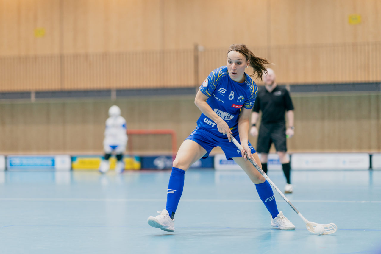Frauen NLA Runde 9 2020/21, Switzerland: 10.01.2021, Kloten, Stighag, Brigitte Mischler (Nr. 8, Kloten-Dietlikon Jets) am Ball

Credit: Claudio Schwarz, unihockey-fotos.ch