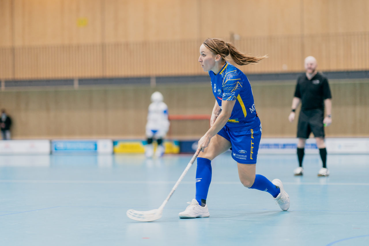 Frauen NLA Runde 9 2020/21, Switzerland: 10.01.2021, Kloten, Stighag, Brigitte Mischler (Nr. 8, Kloten-Dietlikon Jets) spielt den Ball

Credit: Claudio Schwarz, unihockey-fotos.ch