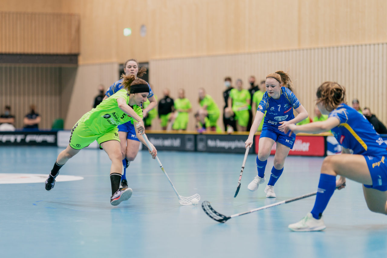 Frauen NLA Runde 9 2020/21, Switzerland: 10.01.2021, Kloten, Stighag, Melanie Burri (Nr. 5, UHC Laupen) schiesst

Credit: Claudio Schwarz, unihockey-fotos.ch
