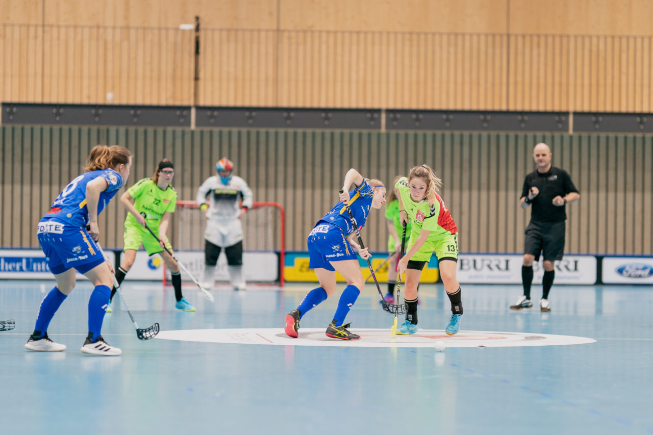 Frauen NLA Runde 9 2020/21, Switzerland: 10.01.2021, Kloten, Stighag, Leonie Wieland (Nr. 2, Kloten-Dietlikon Jets) gewinnt das Bully

Credit: Claudio Schwarz, unihockey-fotos.ch