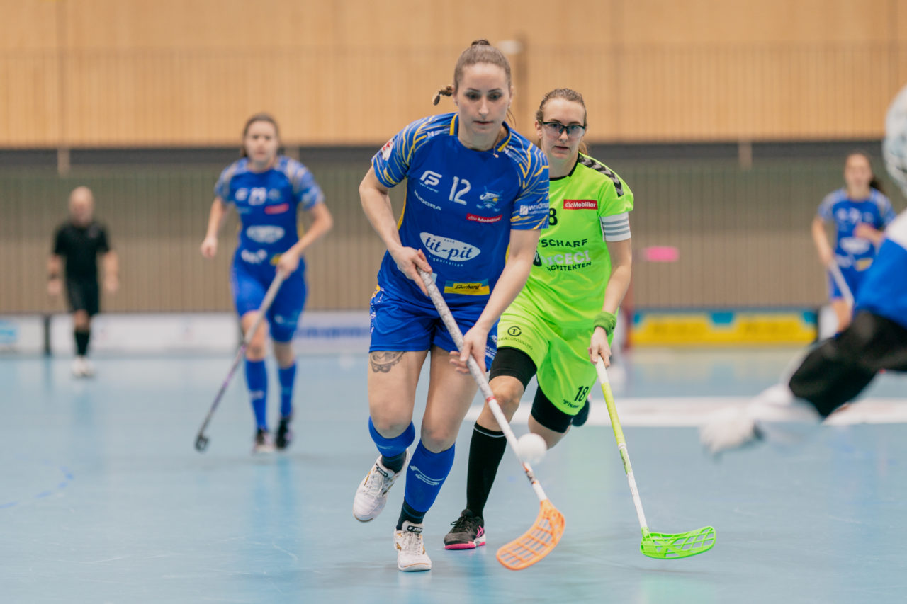 Frauen NLA Runde 9 2020/21, Switzerland: 10.01.2021, Kloten, Stighag, Tanja Stella (Nr. 12, Kloten-Dietlikon Jets) visiert den Ball an

Credit: Claudio Schwarz, unihockey-fotos.ch