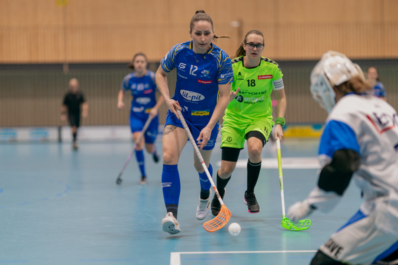 Frauen NLA Runde 9 2020/21, Switzerland: 10.01.2021, Kloten, Stighag, Tanja Stella (Nr. 12, Kloten-Dietlikon Jets) visiert den Ball an

Credit: Claudio Schwarz, unihockey-fotos.ch