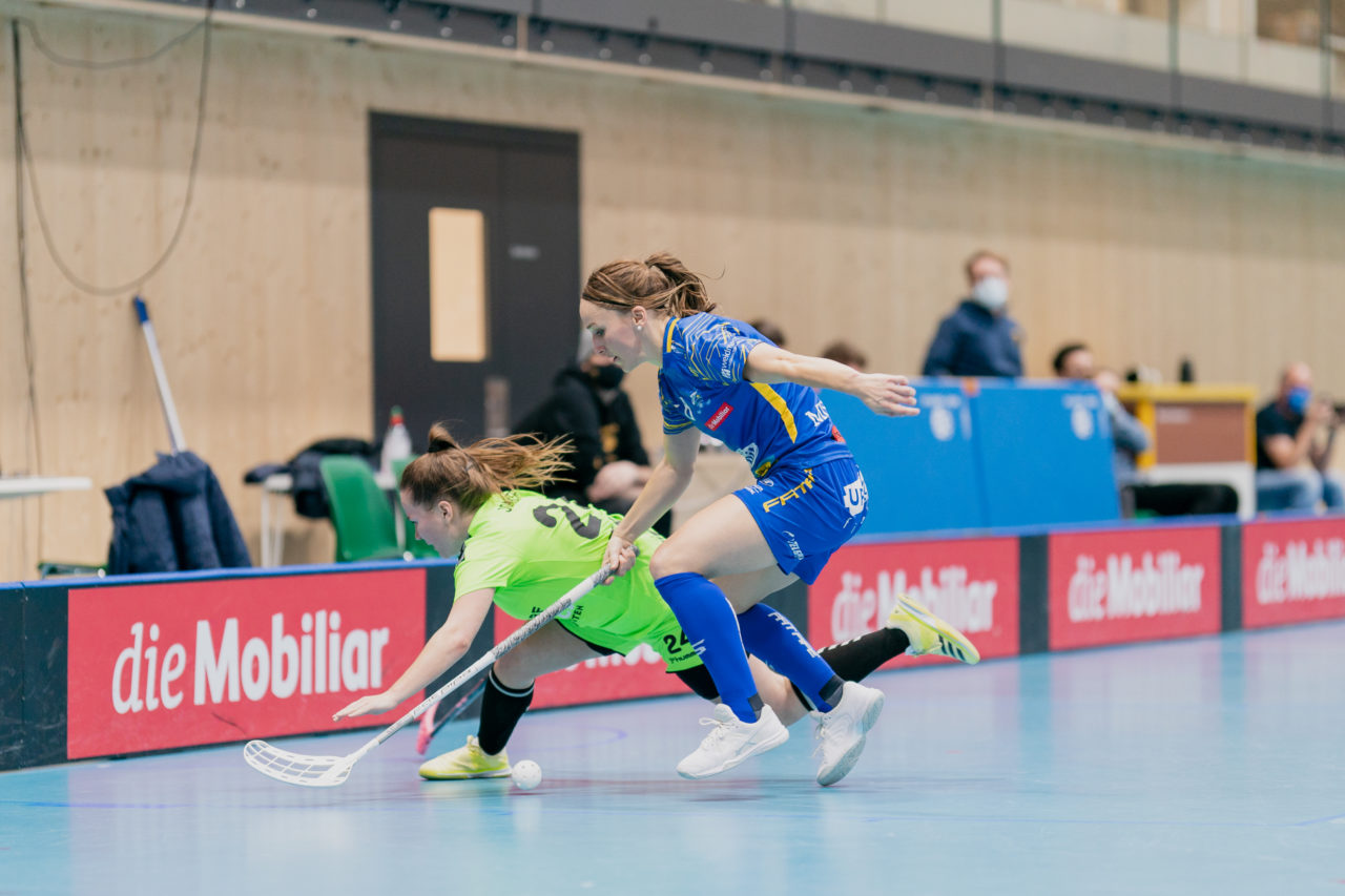 Frauen NLA Runde 9 2020/21, Switzerland: 10.01.2021, Kloten, Stighag, Brigitte Mischler (Nr. 8, Kloten-Dietlikon Jets) im Zweikampf mit Anouk Jonker (Nr. 24, UHC Laupen) 

Credit: Claudio Schwarz, unihockey-fotos.ch