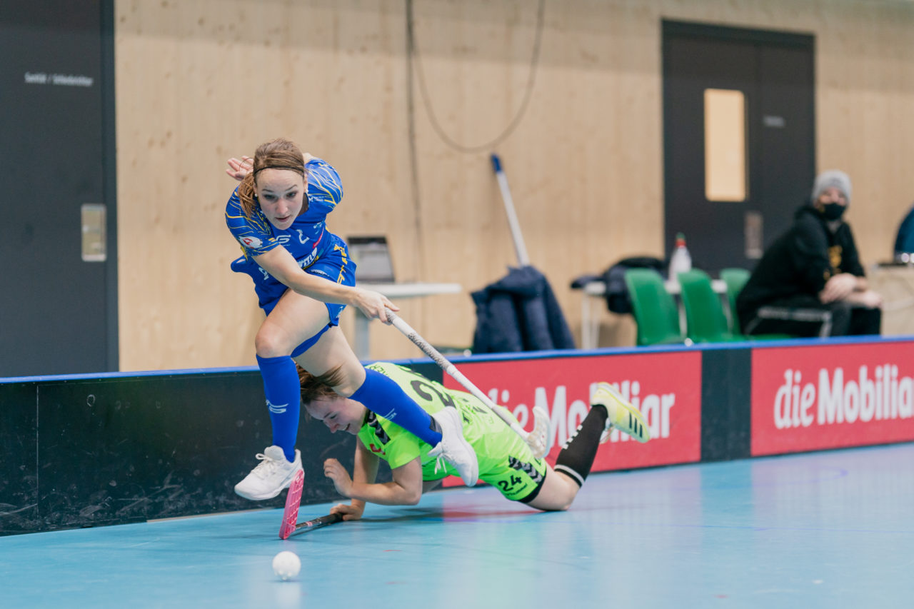 Frauen NLA Runde 9 2020/21, Switzerland: 10.01.2021, Kloten, Stighag, Brigitte Mischler (Nr. 8, Kloten-Dietlikon Jets) visiert den Ball an

Credit: Claudio Schwarz, unihockey-fotos.ch