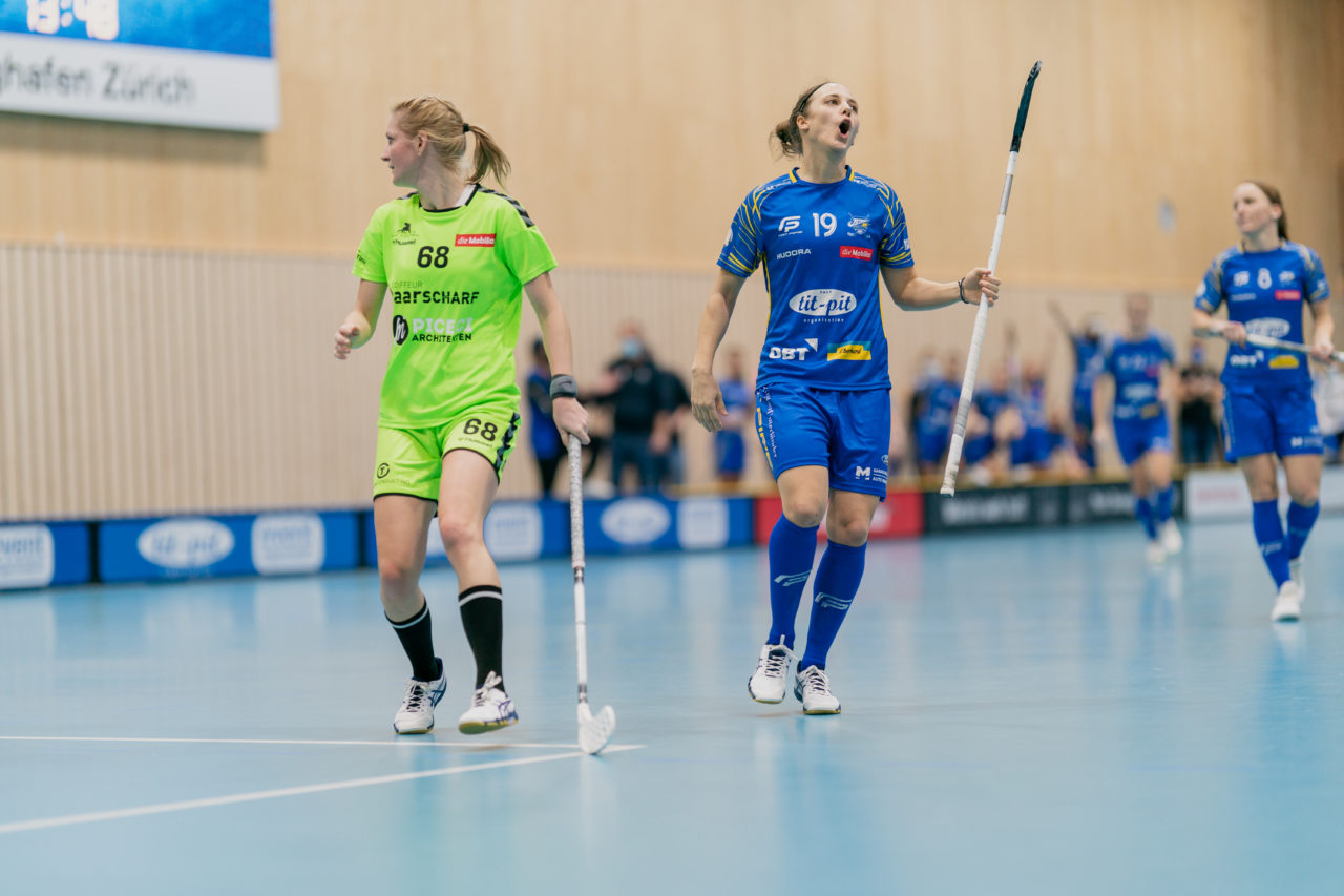 Frauen NLA Runde 9 2020/21, Switzerland: 10.01.2021, Kloten, Stighag, Julia Suter (Nr. 19, Kloten-Dietlikon Jets) jubelt

Credit: Claudio Schwarz, unihockey-fotos.ch