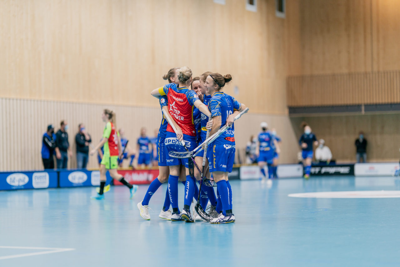 Frauen NLA Runde 9 2020/21, Switzerland: 10.01.2021, Kloten, Stighag, die Jets jubeln

Credit: Claudio Schwarz, unihockey-fotos.ch
