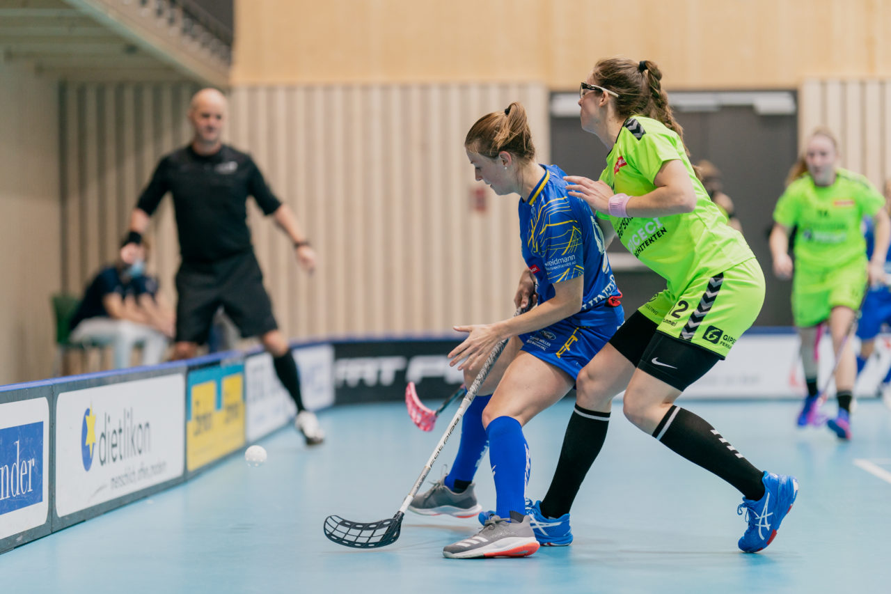 Frauen NLA Runde 9 2020/21, Switzerland: 10.01.2021, Kloten, Stighag, Mirjam Hintermann (Nr. 9, Kloten-Dietlikon Jets) im Zweikampf mit Melanie Born (Nr. 22, UHC Laupen) 

Credit: Claudio Schwarz, unihockey-fotos.ch