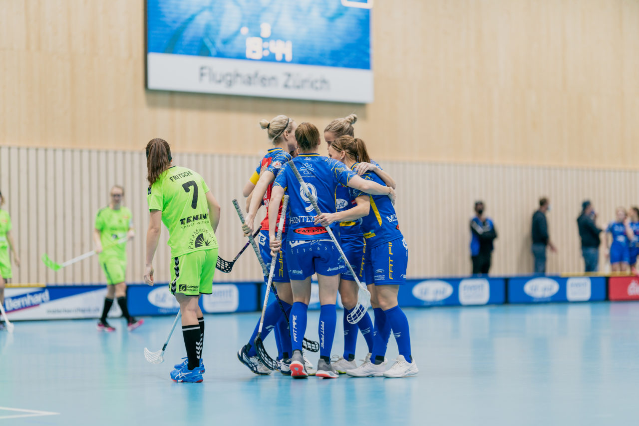 Frauen NLA Runde 9 2020/21, Switzerland: 10.01.2021, Kloten, Stighag, die Jets jubeln

Credit: Claudio Schwarz, unihockey-fotos.ch