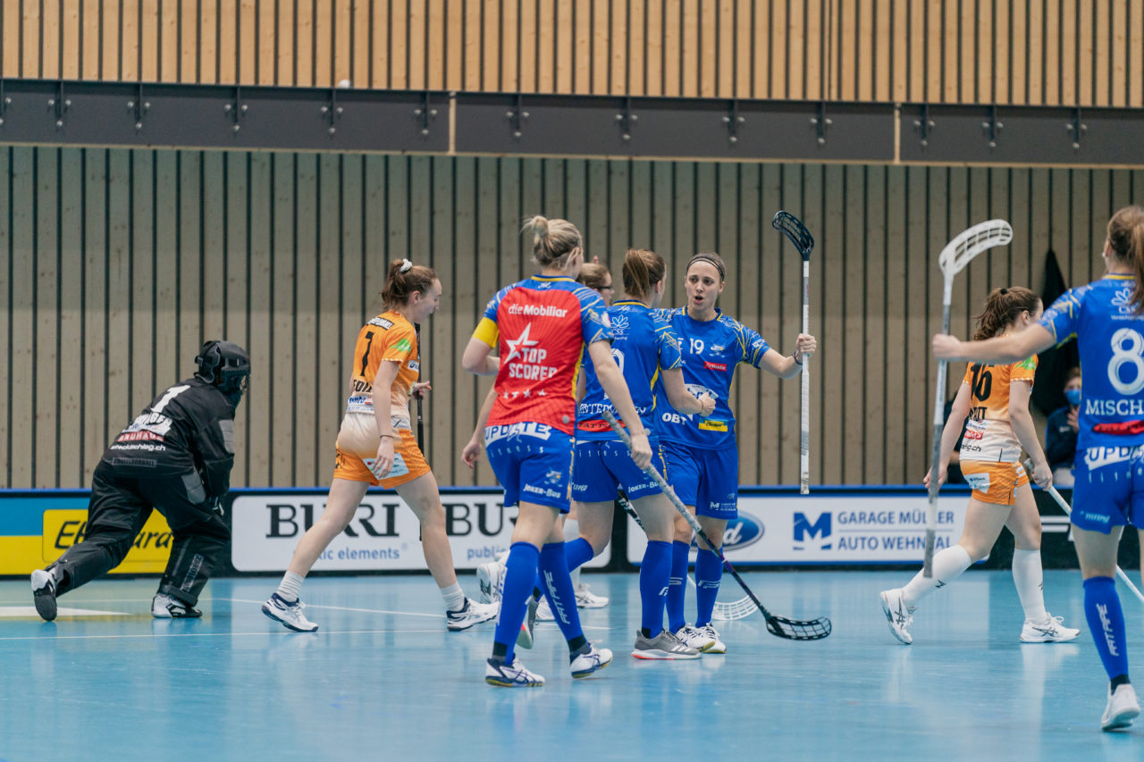 Frauen NLA Runde 10 2020/21, Switzerland: 16.01.2021, Kloten, Stighag, Julia Suter (Nr. 19, Kloten-Dietlikon Jets) jubelt

Credit: Claudio Schwarz, unihockey-fotos.ch