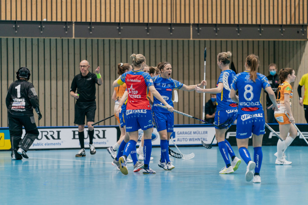 Frauen NLA Runde 10 2020/21, Switzerland: 16.01.2021, Kloten, Stighag, Julia Suter (Nr. 19, Kloten-Dietlikon Jets) jubelt

Credit: Claudio Schwarz, unihockey-fotos.ch