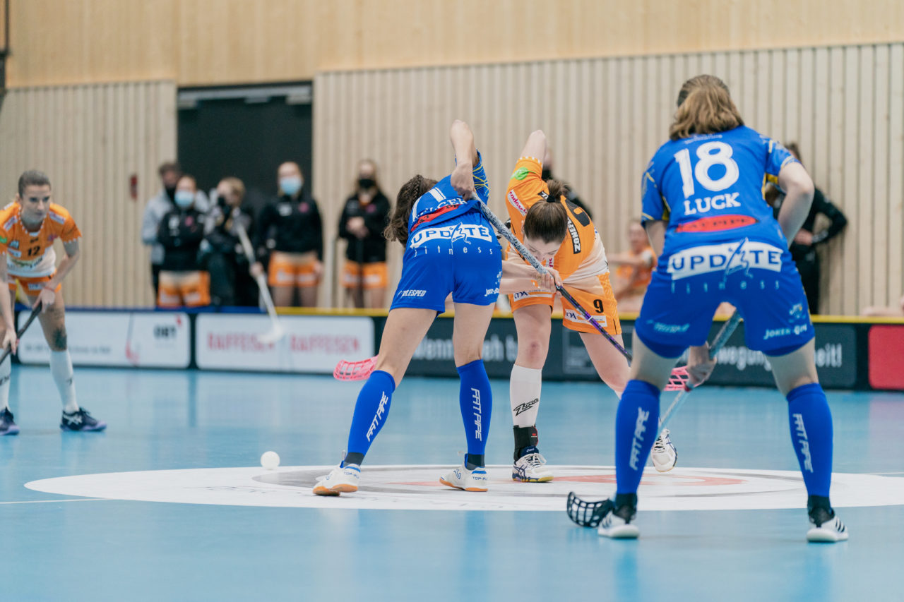 Frauen NLA Runde 10 2020/21, Switzerland: 16.01.2021, Kloten, Stighag, Nela Jiráková (Nr. 9, piranha chur) gewinnt das Bully gegen Nina Metzger (Nr. 71, Kloten-Dietlikon Jets) 

Credit: Claudio Schwarz, unihockey-fotos.ch